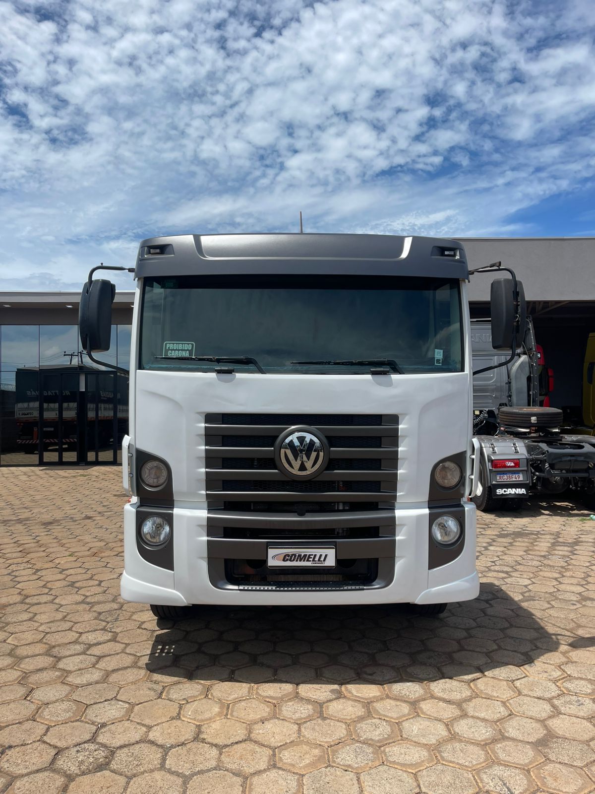 Marca/Modelo: Caminhão V.M 24.330 / Ano/ Modelo:18/19 /Tração: 6x2 Quilometragem: 408kCor: Branco