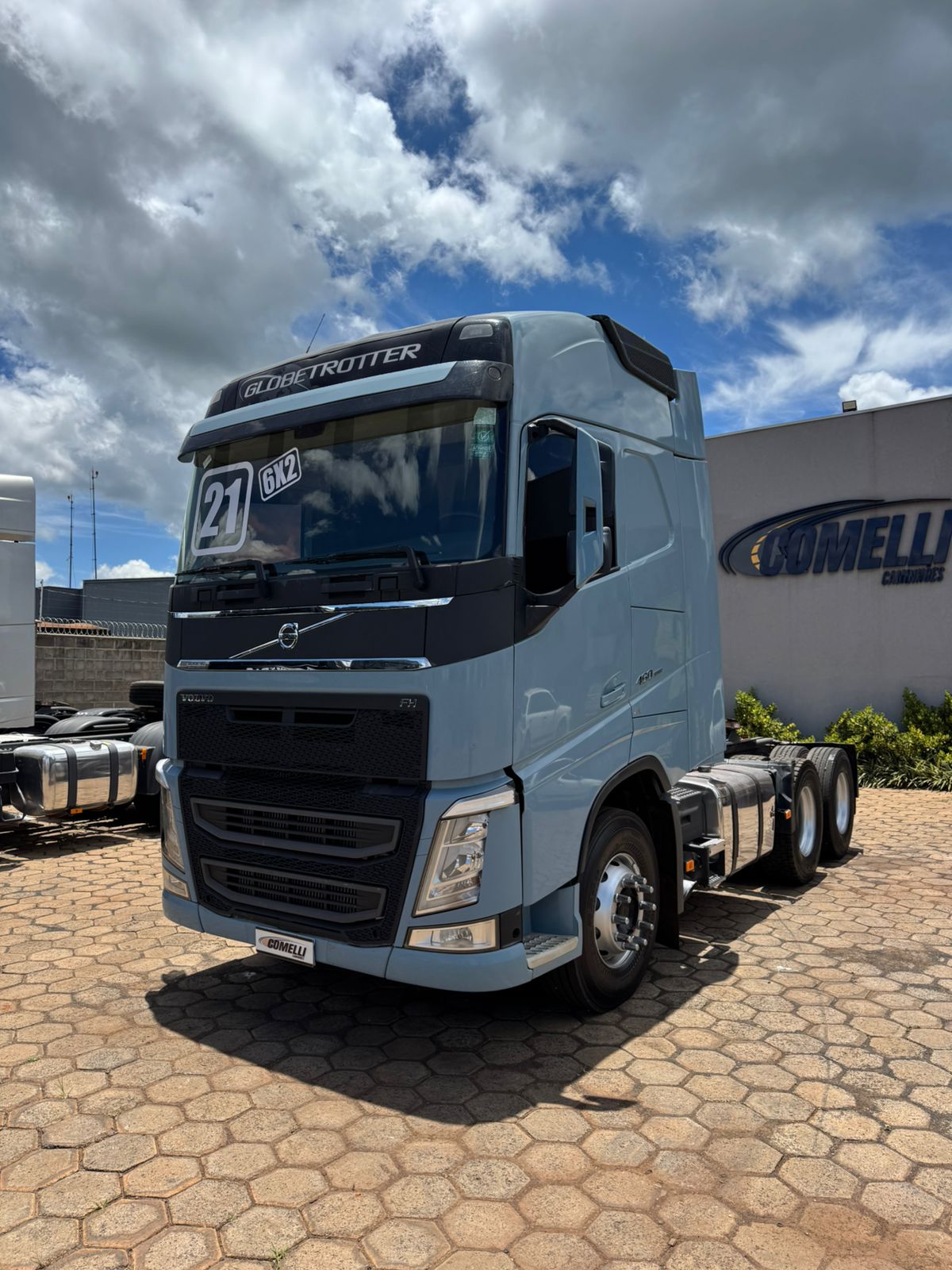 Marca/Modelo: Volvo FH 460/ Ano/Modelo: 21/21 Tração: 6x2 molas Quilometragem: 285 k Cor: Azul