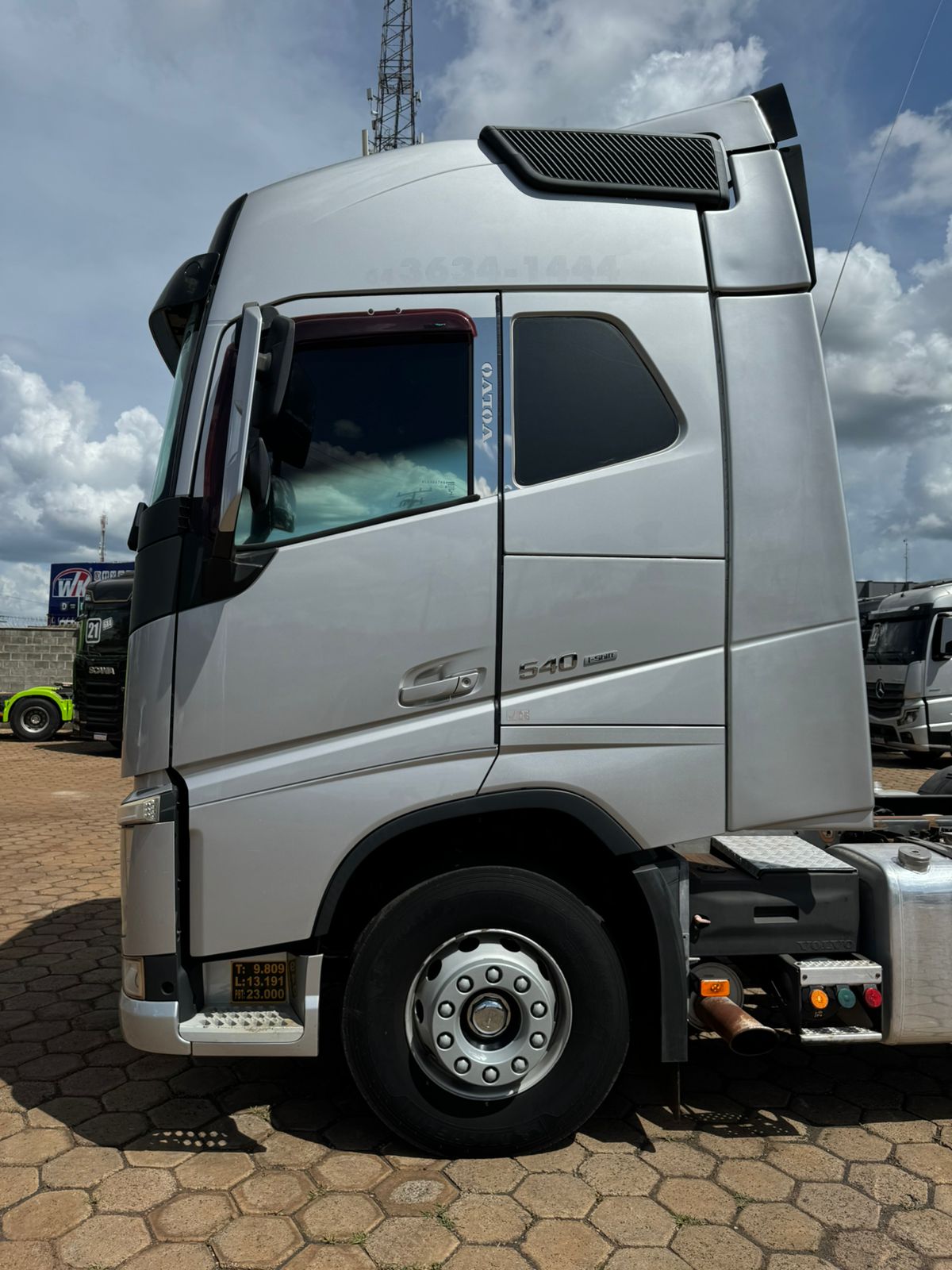 Marca/ Modelo: Volvo FH 460 Ano/Modelo: 19/20 Quilometragem: 660 K Tração: 6x4 Cor: Prata