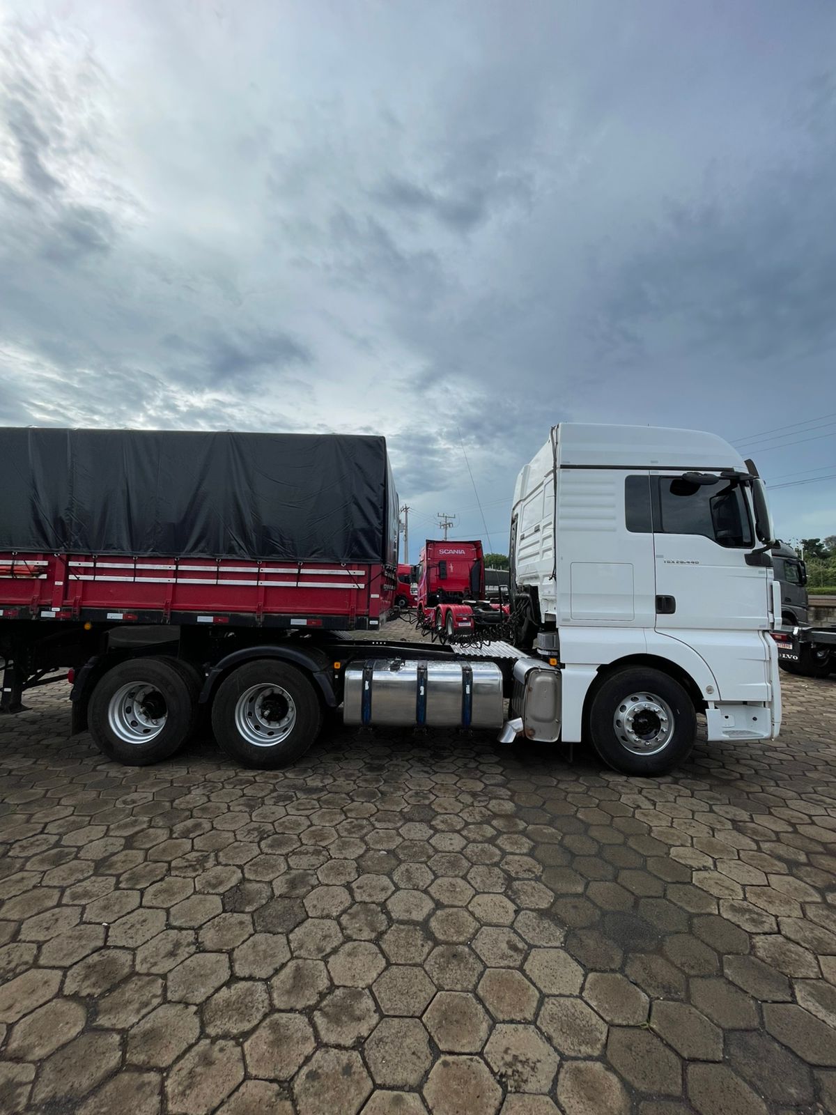 Marca/Modelo: Conjunto Man TGX 28 440+Carreta LWS 74/ Eixo Tração: 6x2 molas Quilometragem: 488 Cor: Branco