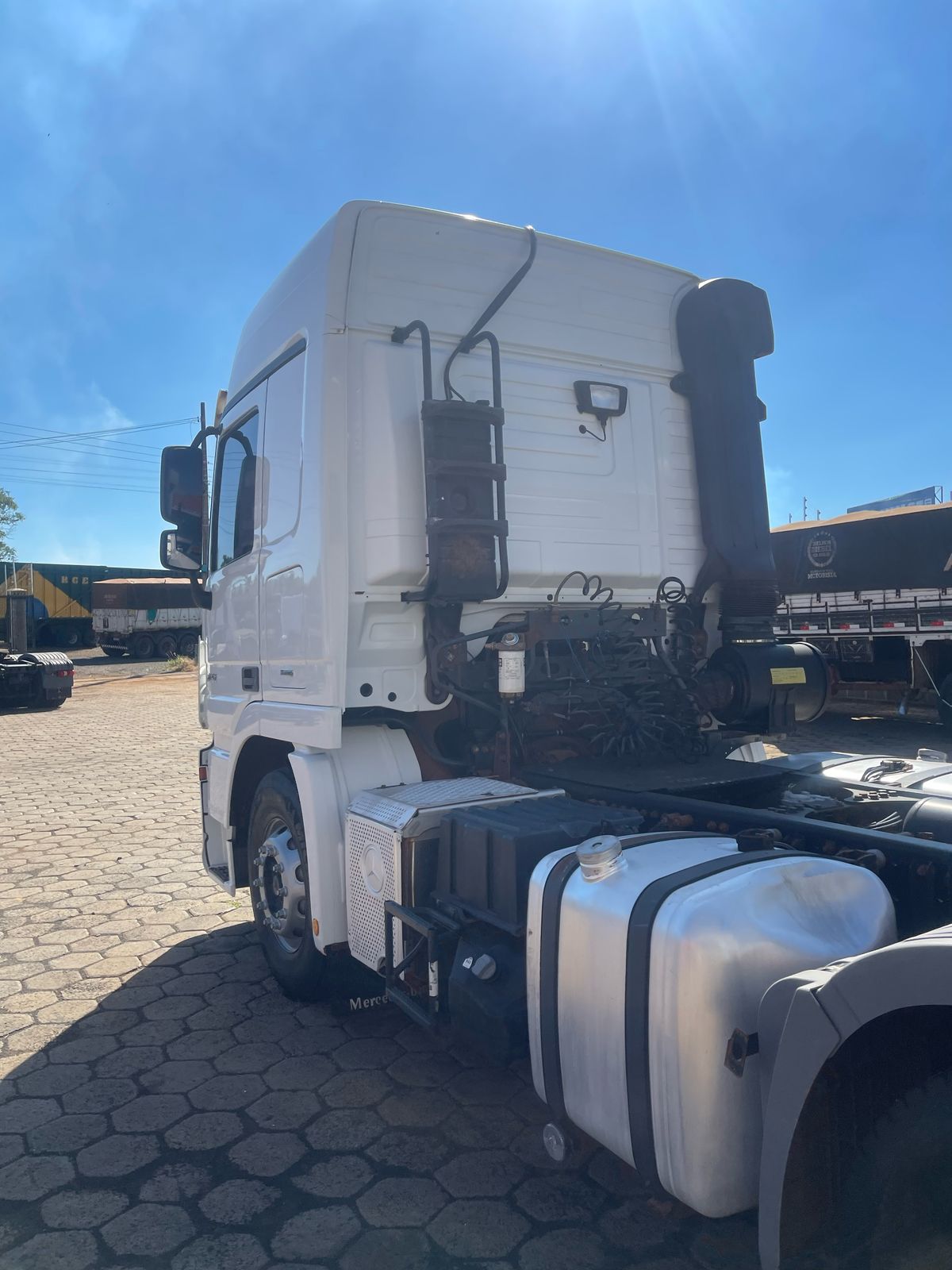 Marca/Modelo: Mercedez benz/ Actros 2651 Ano/Modelo: 16/16 Tração: 6x4 molas Quilometragem: 772 K Cor: Branco