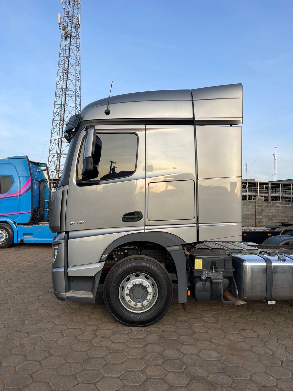 MARCA/MODELO: MERCEDES /2651 /ANO/MODELO: 2022/2022/TRAÇÃO: 6x4 COR: CINZA/QUILOMETRAGEM: 184k