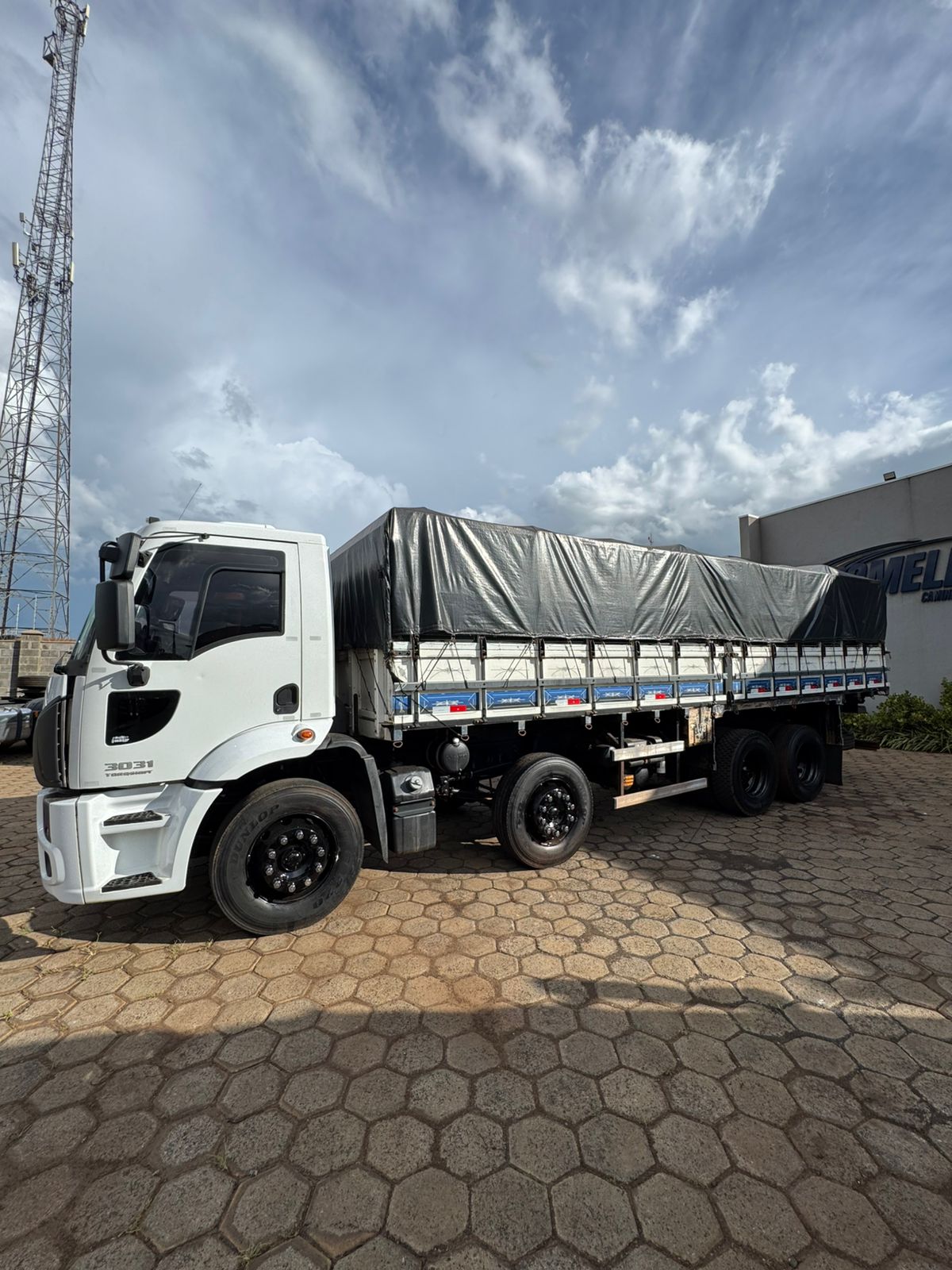 Marca/Modelo: Ford Cargo Graneleiro/ Ano/ Modelo:18/19 /Tração: 8x2 Quilometragem: 247k Cor: Branco