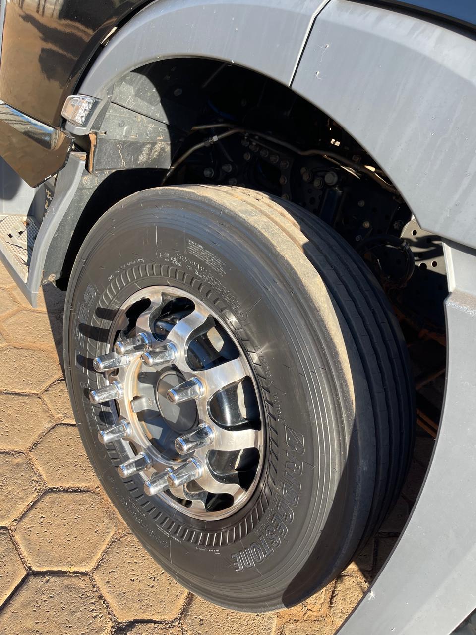 Marca/Modelo: Mercedes Benz /2651 Ano/Modelo: 2022/2022 Quilometragem: 163k Tração 6x4 Cor: Preto Suspensão de Mola