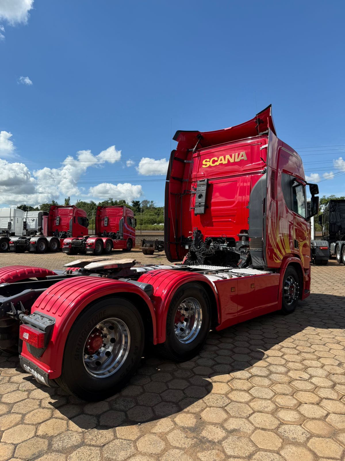 Marca/Modelo: Scania/540 Ano/Modelo: 21/22 Tração: 6x2 molas Quilometragem: 574k Cor: Vermelha