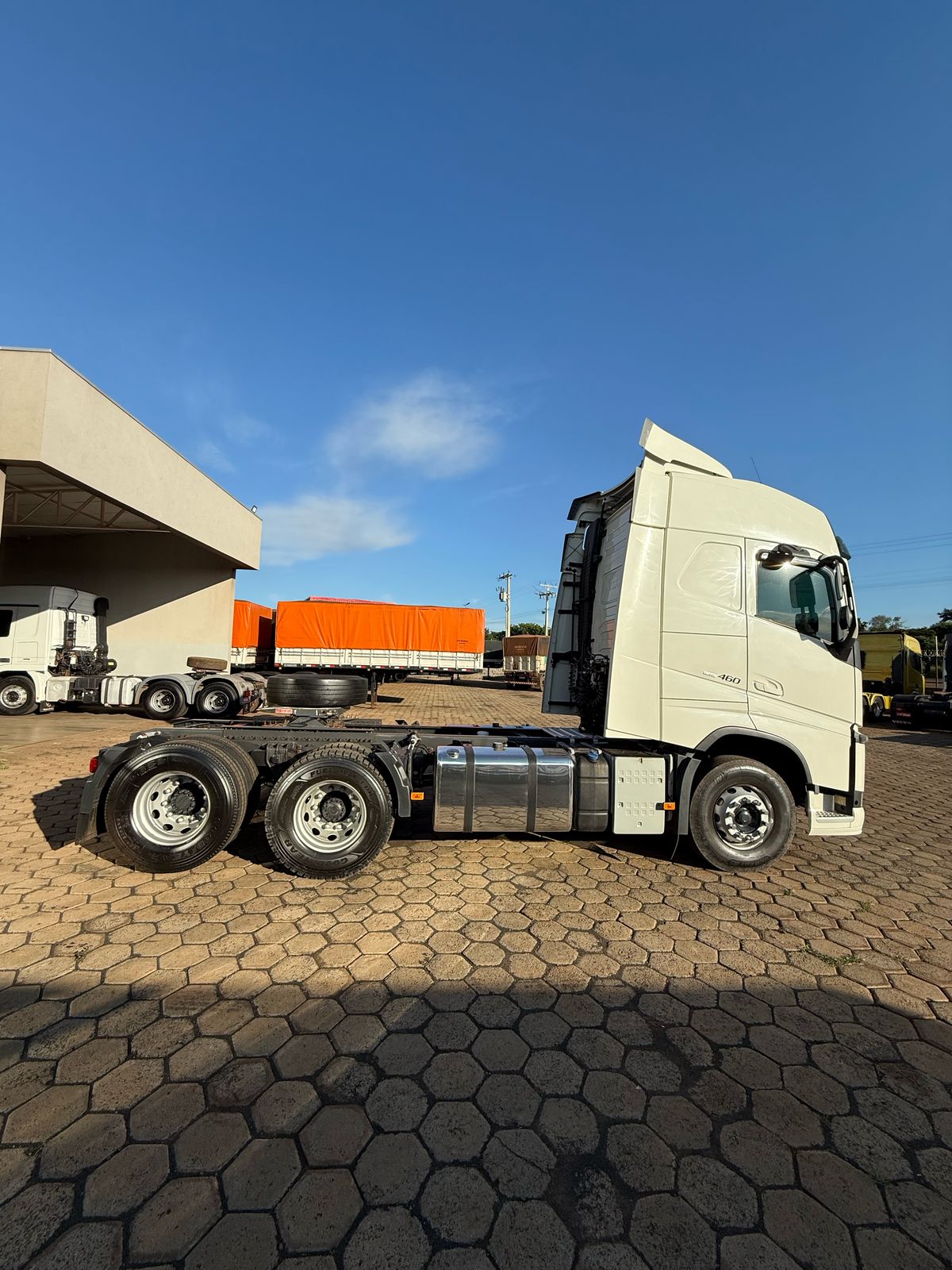 Marca/Modelo: Volvo FH460 Ano/Modelo: 21/21Tração: 6x2 molas Quilometragem: 482kCor: Branco