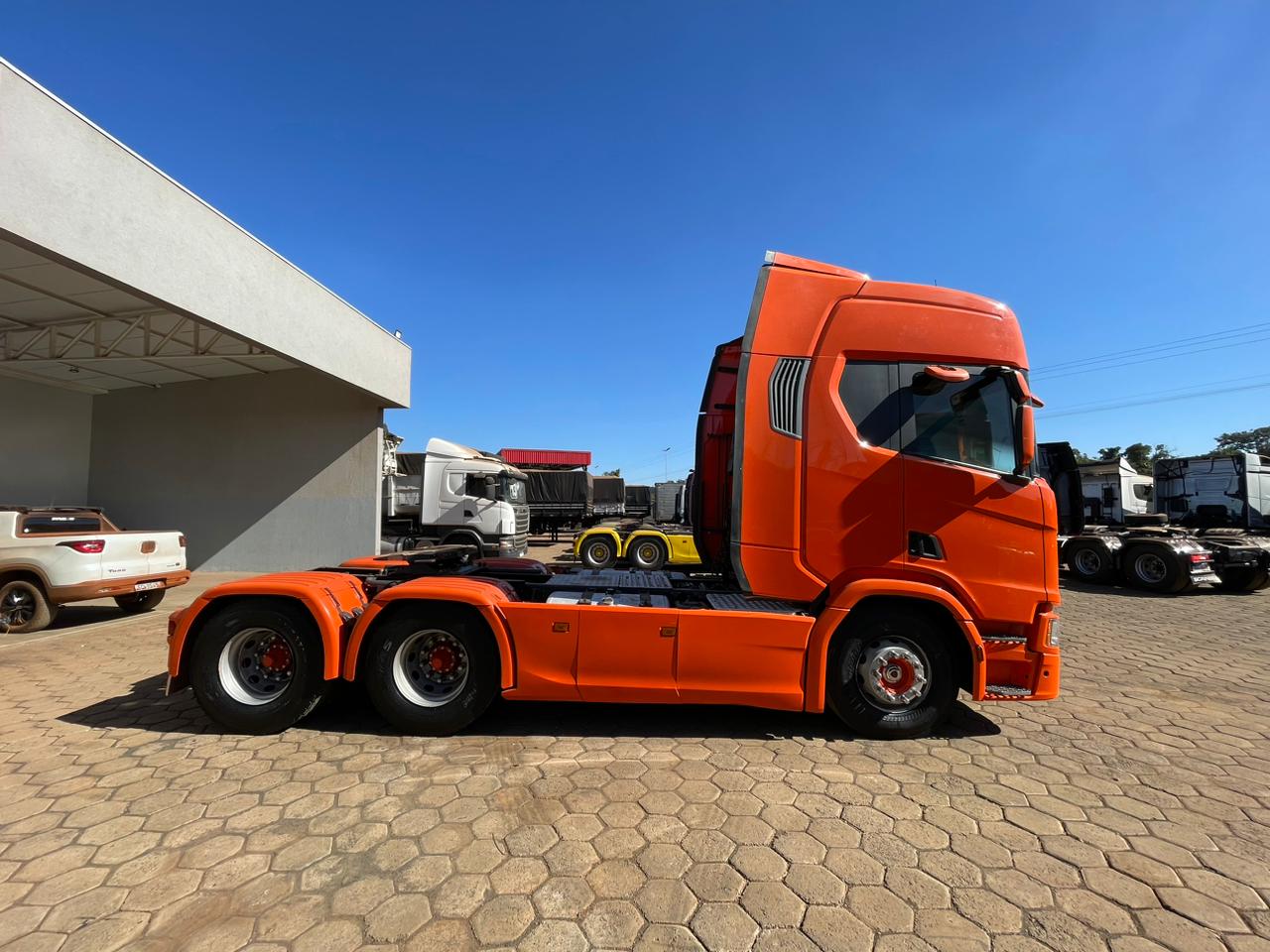 ➡️Marca/Modelo: Scania/R540 ➡️Ano/Modelo: 21/21 ➡️Tração: 6x4 molas ➡️Quilometragem: 308 ➡️Cor: Laranja ➡️Retarder: Sim