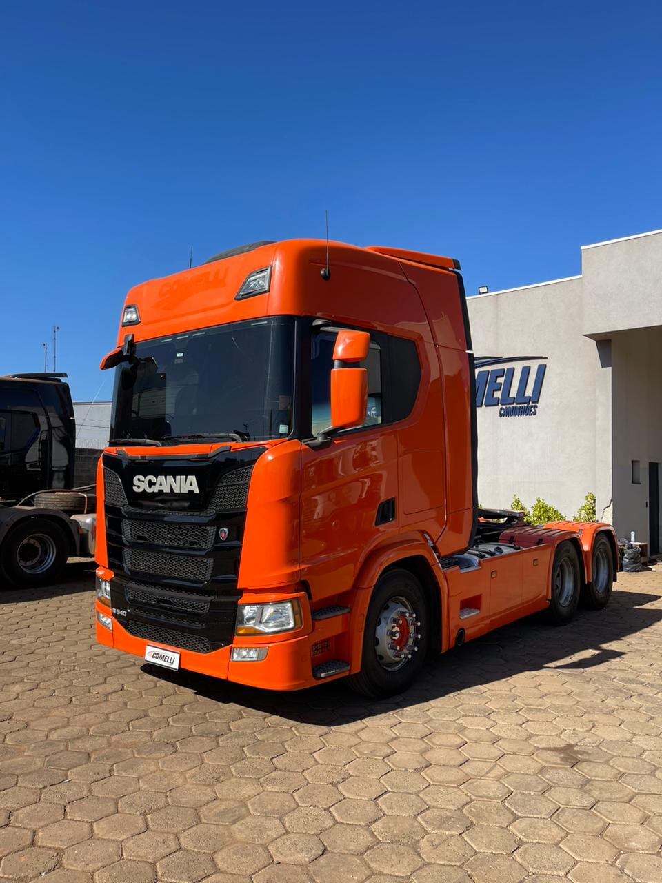 ➡️Marca/Modelo: Scania/R540 ➡️Ano/Modelo: 21/21 ➡️Tração: 6x4 molas ➡️Quilometragem: 308 ➡️Cor: Laranja ➡️Retarder: Sim