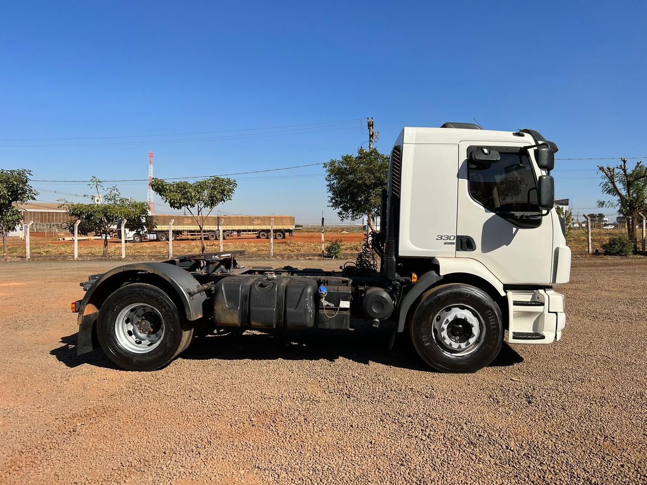 Marca/Modelo: VOLVO/VM 330 Ano/Modelo: 2017/2018 Tração: Toco 4x2 Cor: Branco Quilometragem: 437k Câmbio: Automático