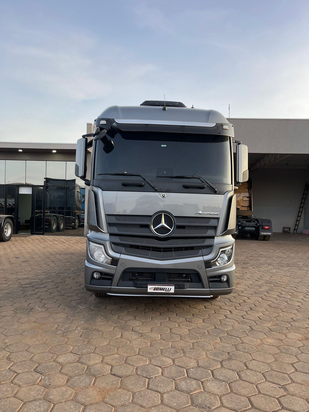 MARCA/MODELO: MERCEDES /2651 /ANO/MODELO: 2022/2022/TRAÇÃO: 6x4 COR: CINZA/QUILOMETRAGEM: 184k