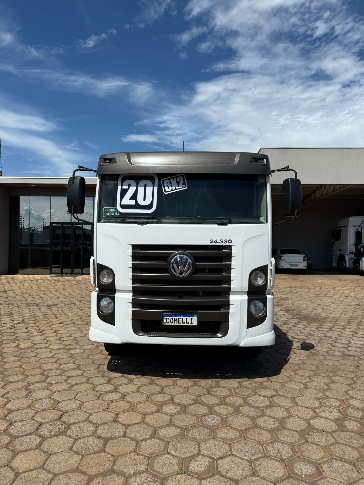 Marca/Modelo: VM 24330 Ano/Modelo: 19/20 Tração: 6x2 molas Quilometragem: 400k Cor: Branco