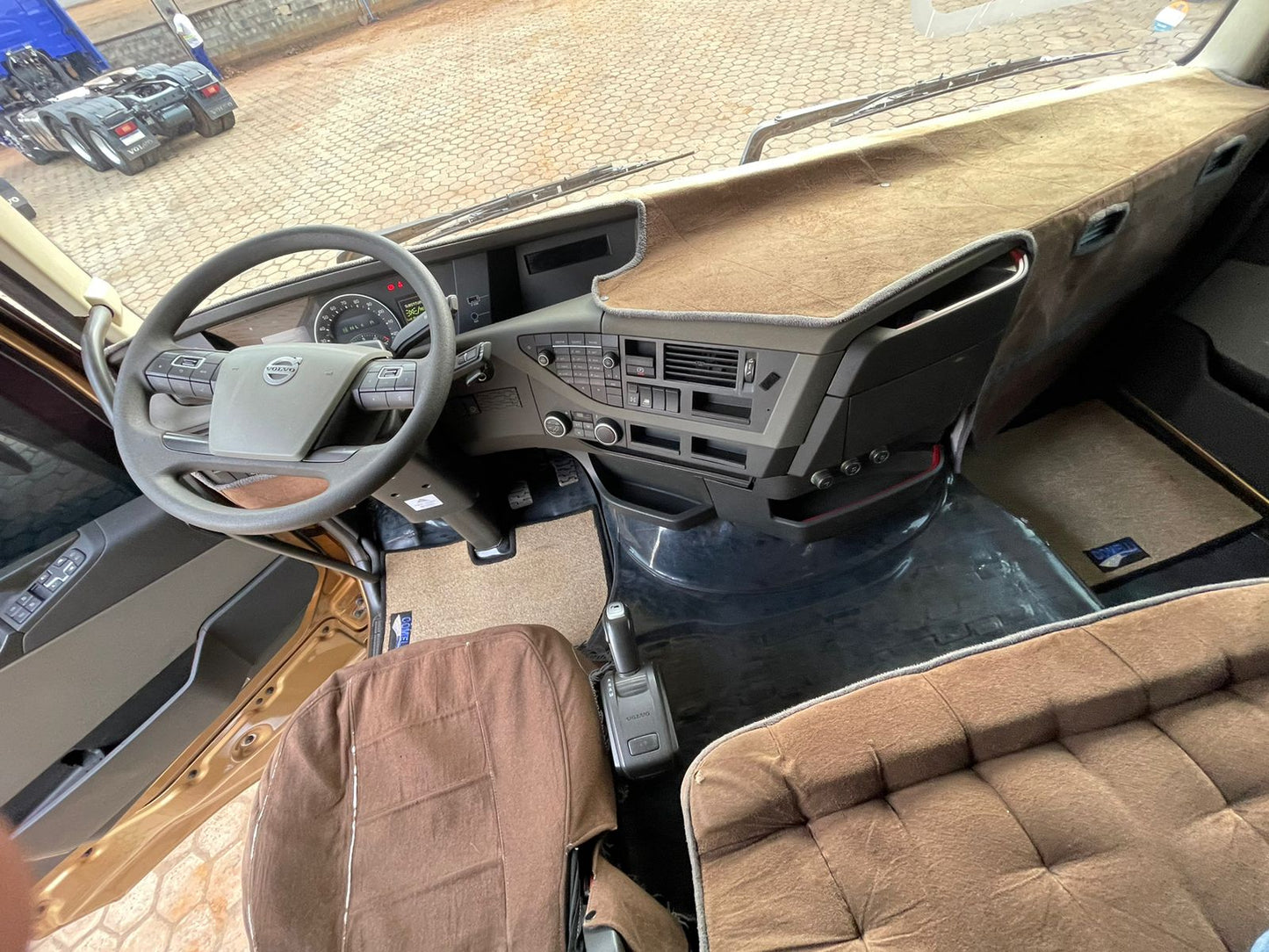 Marca/Modelo: Volvo/FH540 Ano/Modelo: 20/21 Tração: 6x4 molas Cor: Marron Metálico Quilometragem: 310k Automático, Ar-