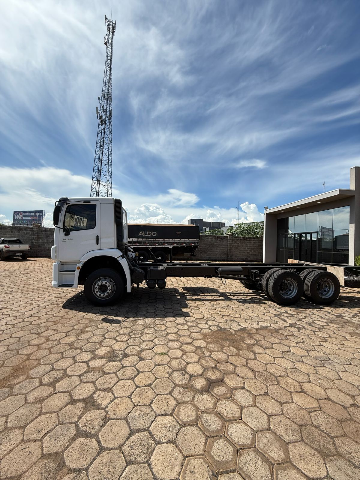 Marca/Modelo: VM 24330 Ano/Modelo: 19/20 Tração: 6x2 molas Quilometragem: 400k Cor: Branco