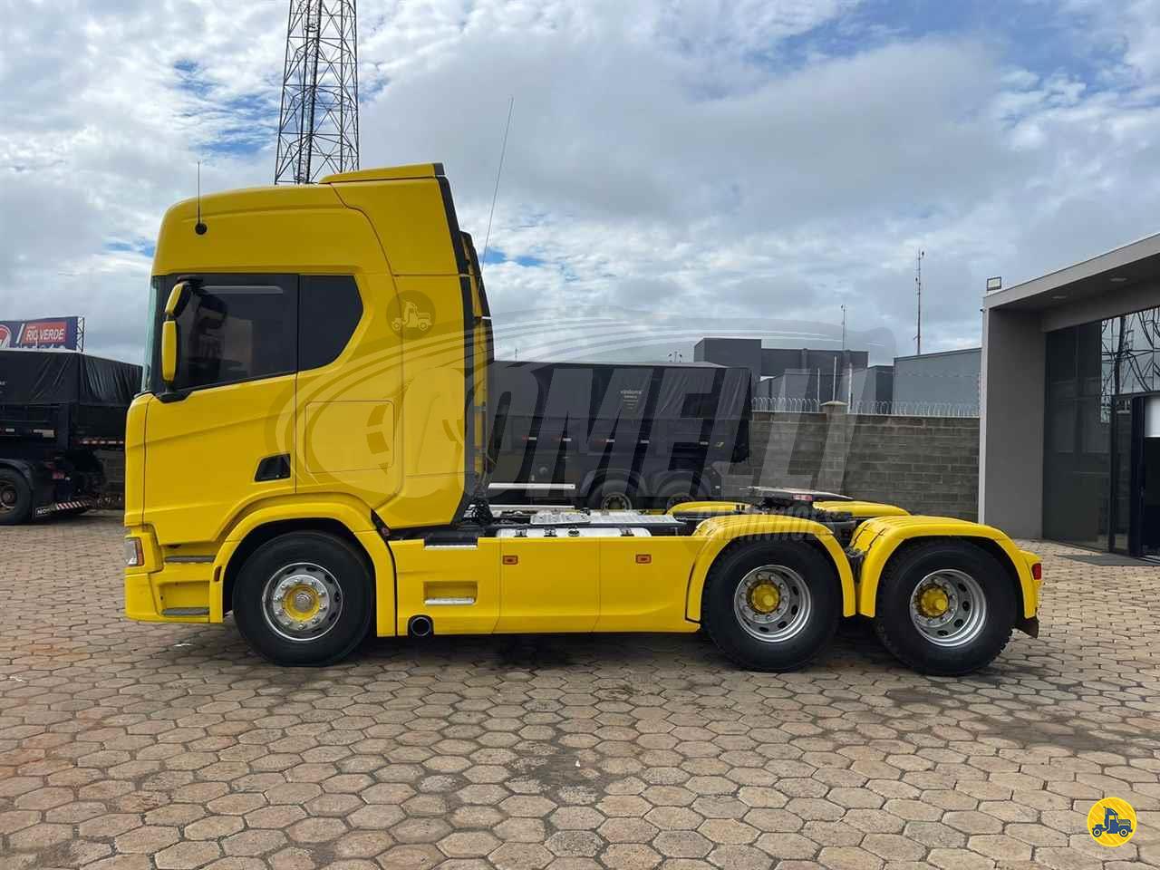 Marca/Modelo: Scania/R540 Ano/Modelo: 21/21 Tração: 6x4 molas Quilometragem: 286k Cor: Amarelo Com Retarder, Gelade