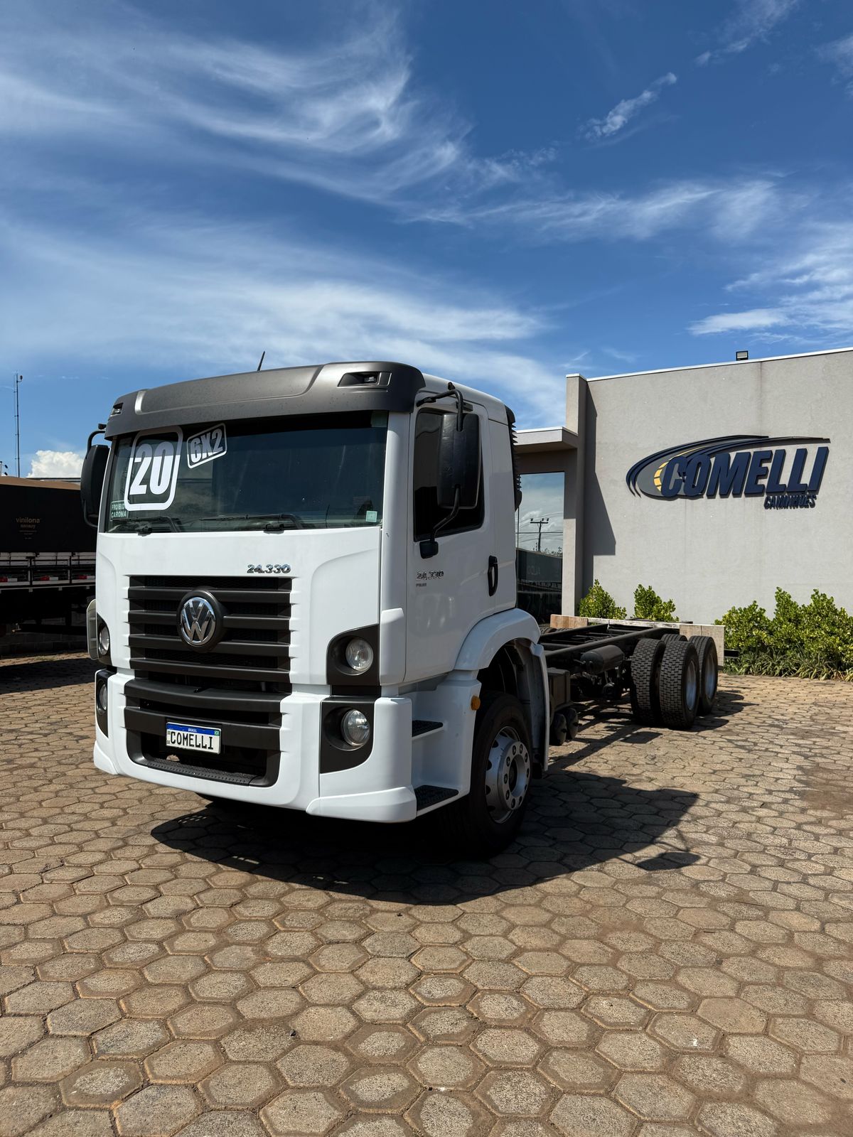 Marca/Modelo: VM 24330 Ano/Modelo: 19/20 Tração: 6x2 molas Quilometragem: 400k Cor: Branco