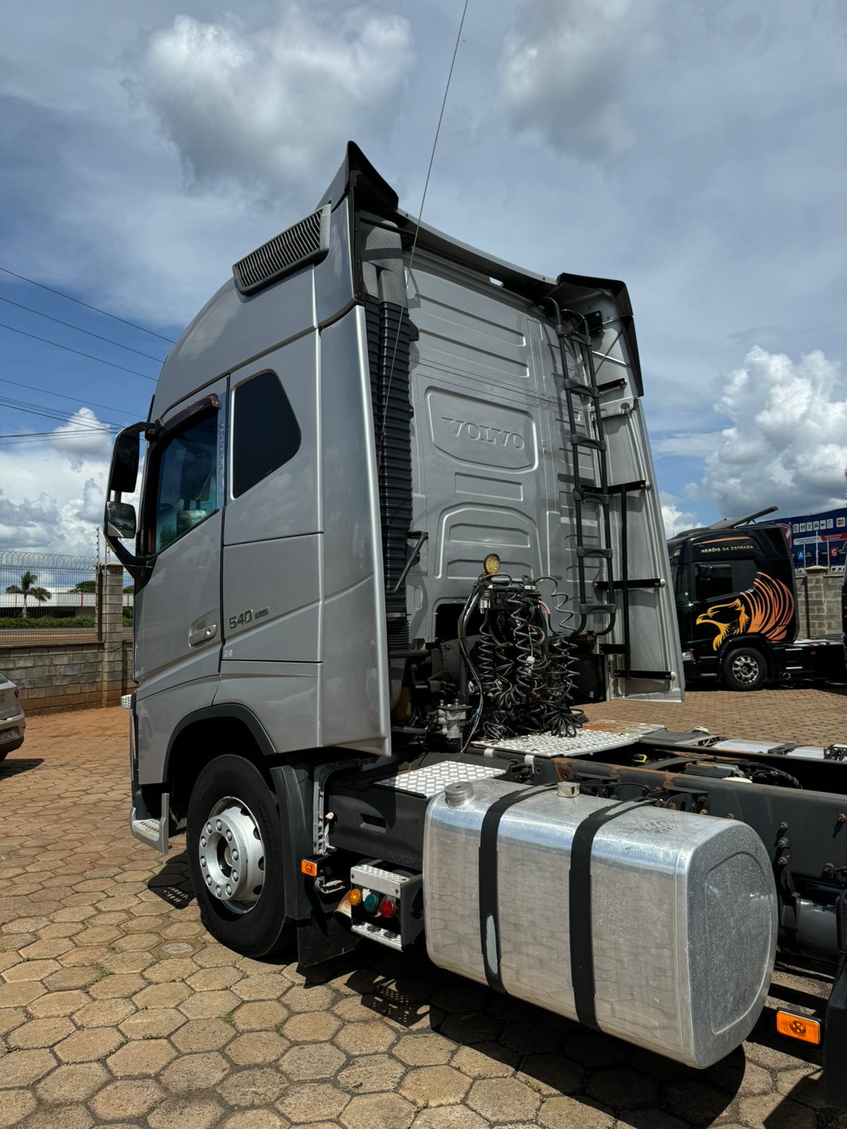 Marca/ Modelo: Volvo FH 460 Ano/Modelo: 19/20 Quilometragem: 660 K Tração: 6x4 Cor: Prata