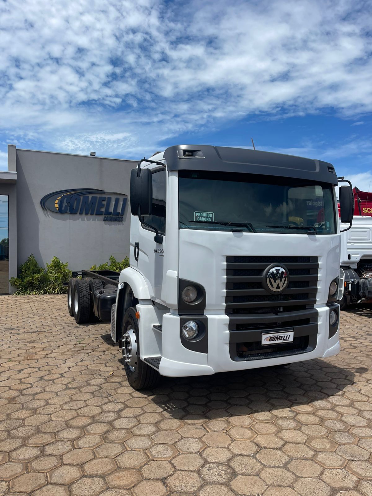 Marca/Modelo: Caminhão V.M 24.330 / Ano/ Modelo:18/19 /Tração: 6x2 Quilometragem: 408kCor: Branco