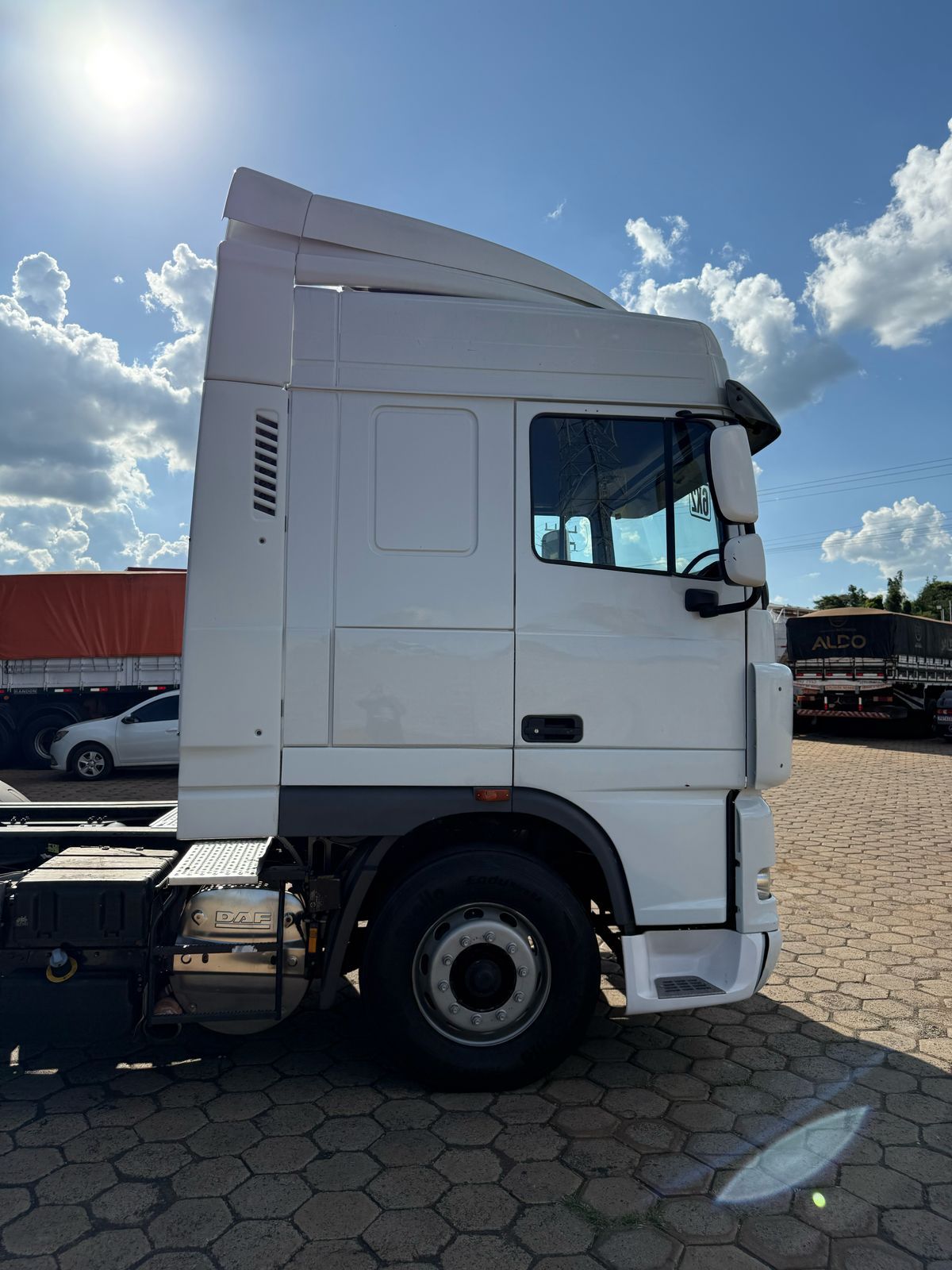 Marca/Modelo: Daf Ano/Modelo: 16/16 Tração: 6X2 molas Quilometragem: 572k Cor: Branco