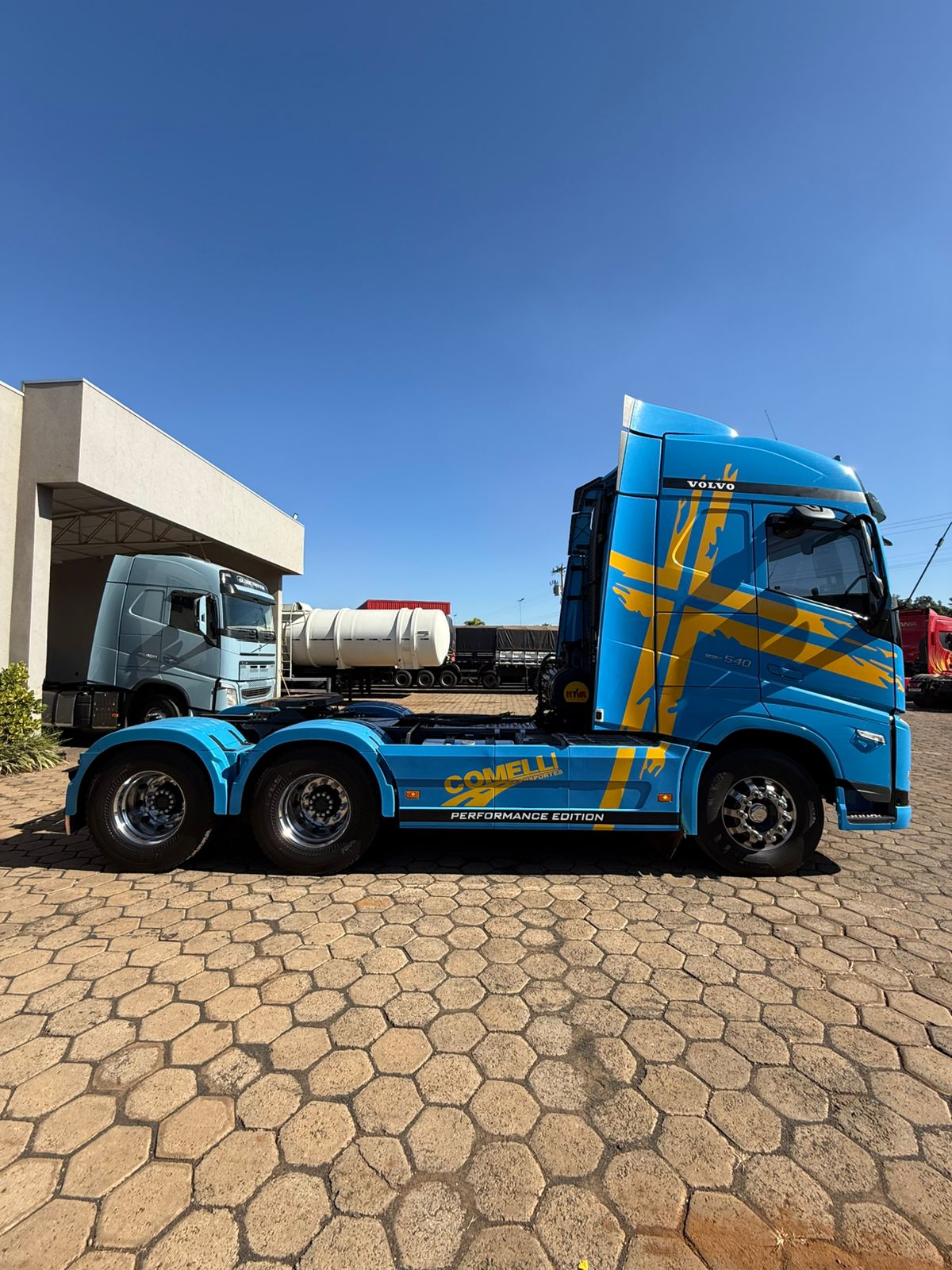 Marca/Modelo: Volvo FH 540 Ano/Modelo: 23/23 Tração: 6x4 molas Quilometragem:232k Cor: Azul