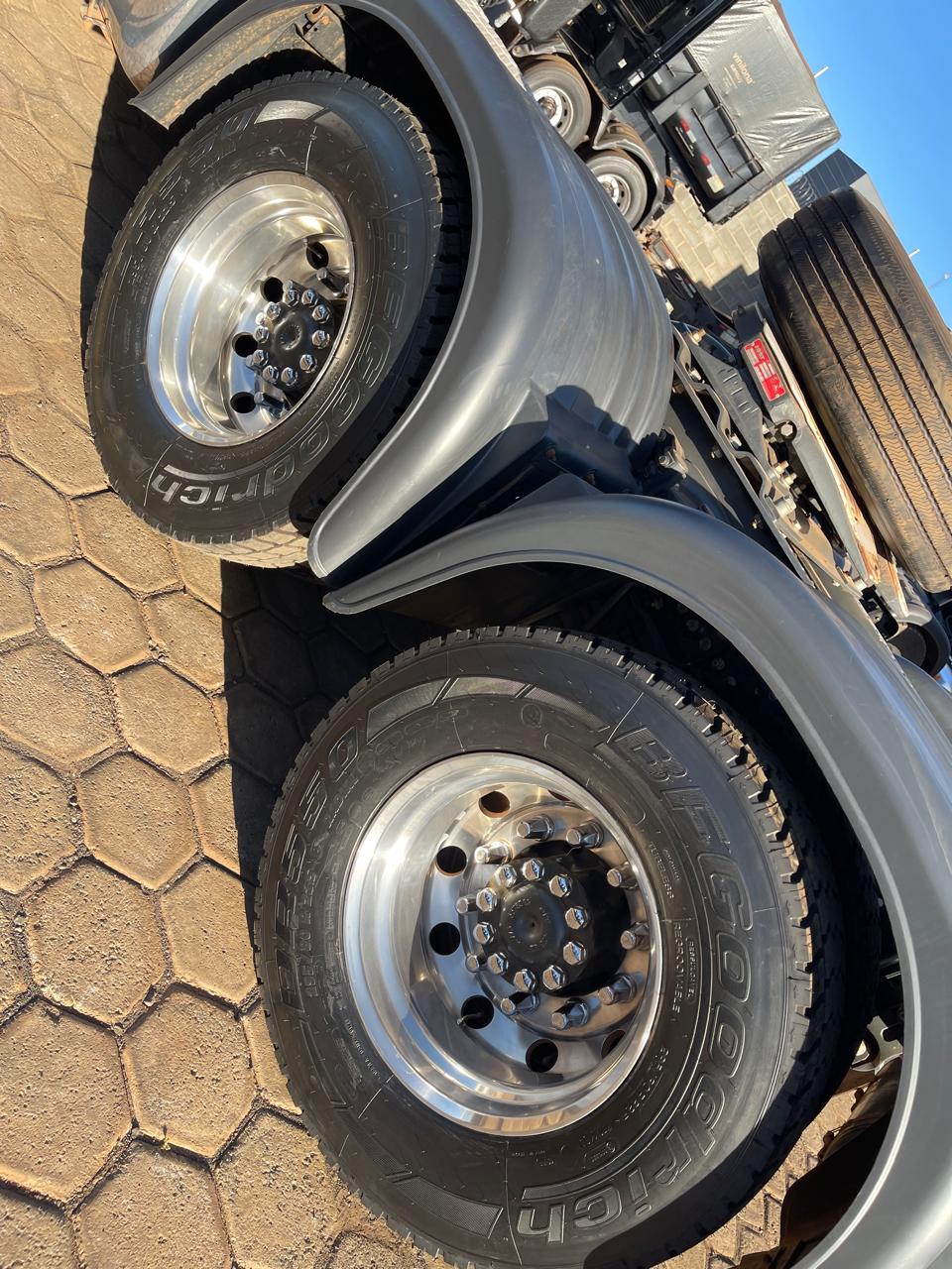Marca/Modelo: Mercedes Benz /2651 Ano/Modelo: 2022/2022 Quilometragem: 163k Tração 6x4 Cor: Preto Suspensão de Mola