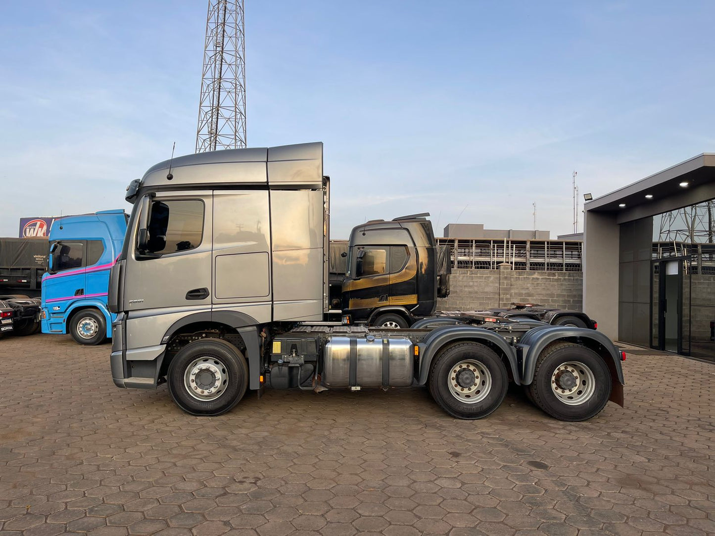 MARCA/MODELO: MERCEDES /2651 /ANO/MODELO: 2022/2022/TRAÇÃO: 6x4 COR: CINZA/QUILOMETRAGEM: 184k