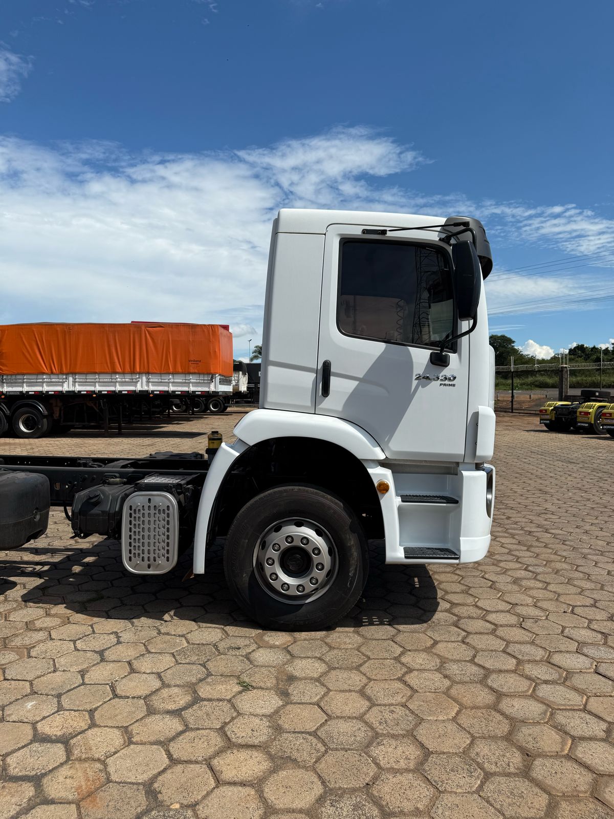 Marca/Modelo: VM 24330 Ano/Modelo: 19/20 Tração: 6x2 molas Quilometragem: 400k Cor: Branco