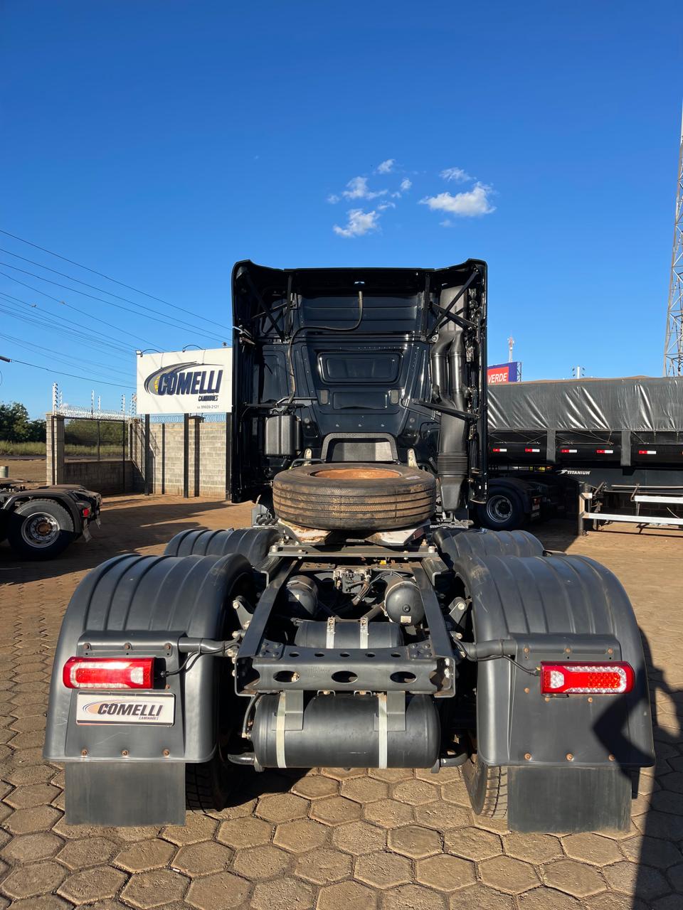 Marca/Modelo: Mercedes Benz /2651 Ano/Modelo: 2022/2022 Quilometragem: 163k Tração 6x4 Cor: Preto Suspensão de Mola