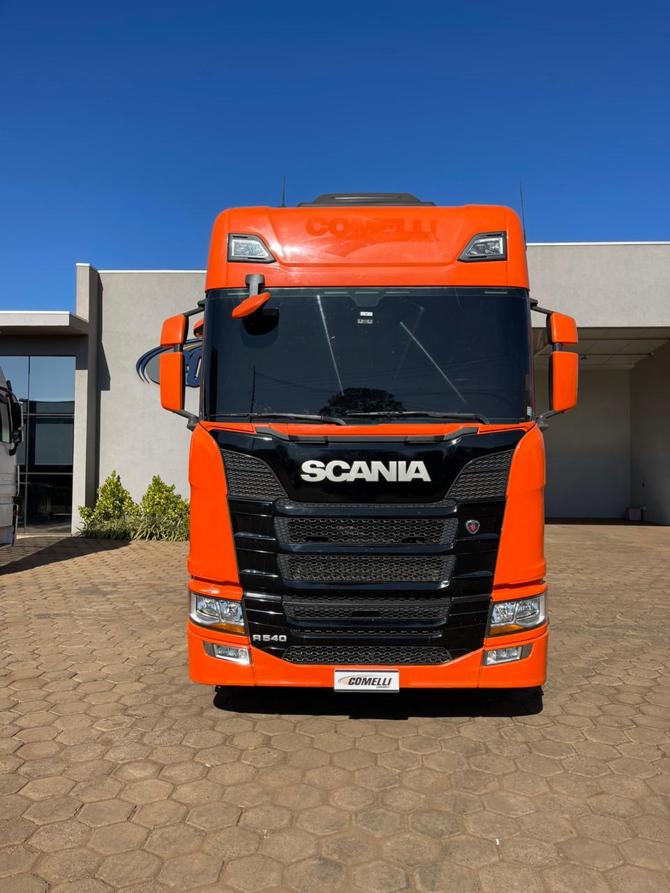 ➡️Marca/Modelo: Scania/R540 ➡️Ano/Modelo: 21/21 ➡️Tração: 6x4 molas ➡️Quilometragem: 308 ➡️Cor: Laranja ➡️Retarder: Sim