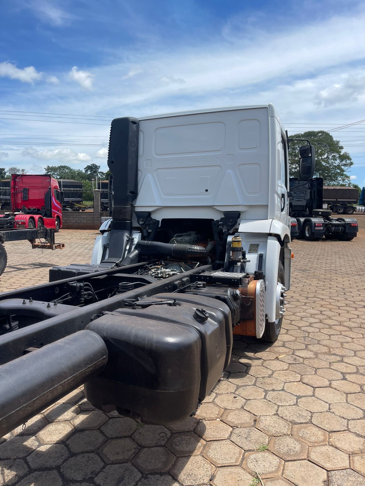 Marca/Modelo: Caminhão V.M 24.330 / Ano/ Modelo:18/19 /Tração: 6x2 Quilometragem: 408kCor: Branco