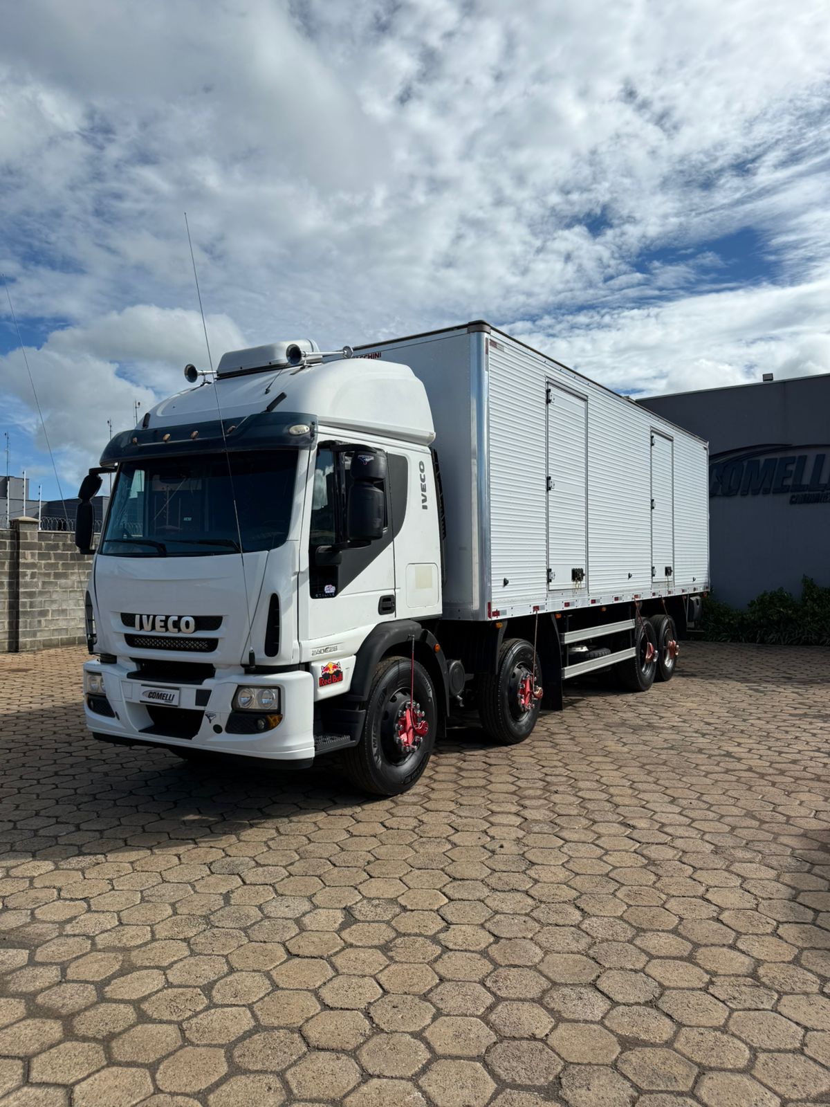 Marca/Modelo: Caminhão Iveco Tector/ Ano/Modelo: 12/12 Tração: Bitruck 8x2 Quilometragem: 700k