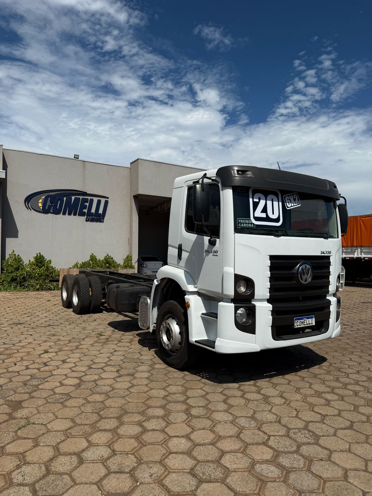 Marca/Modelo: VM 24330 Ano/Modelo: 19/20 Tração: 6x2 molas Quilometragem: 400k Cor: Branco