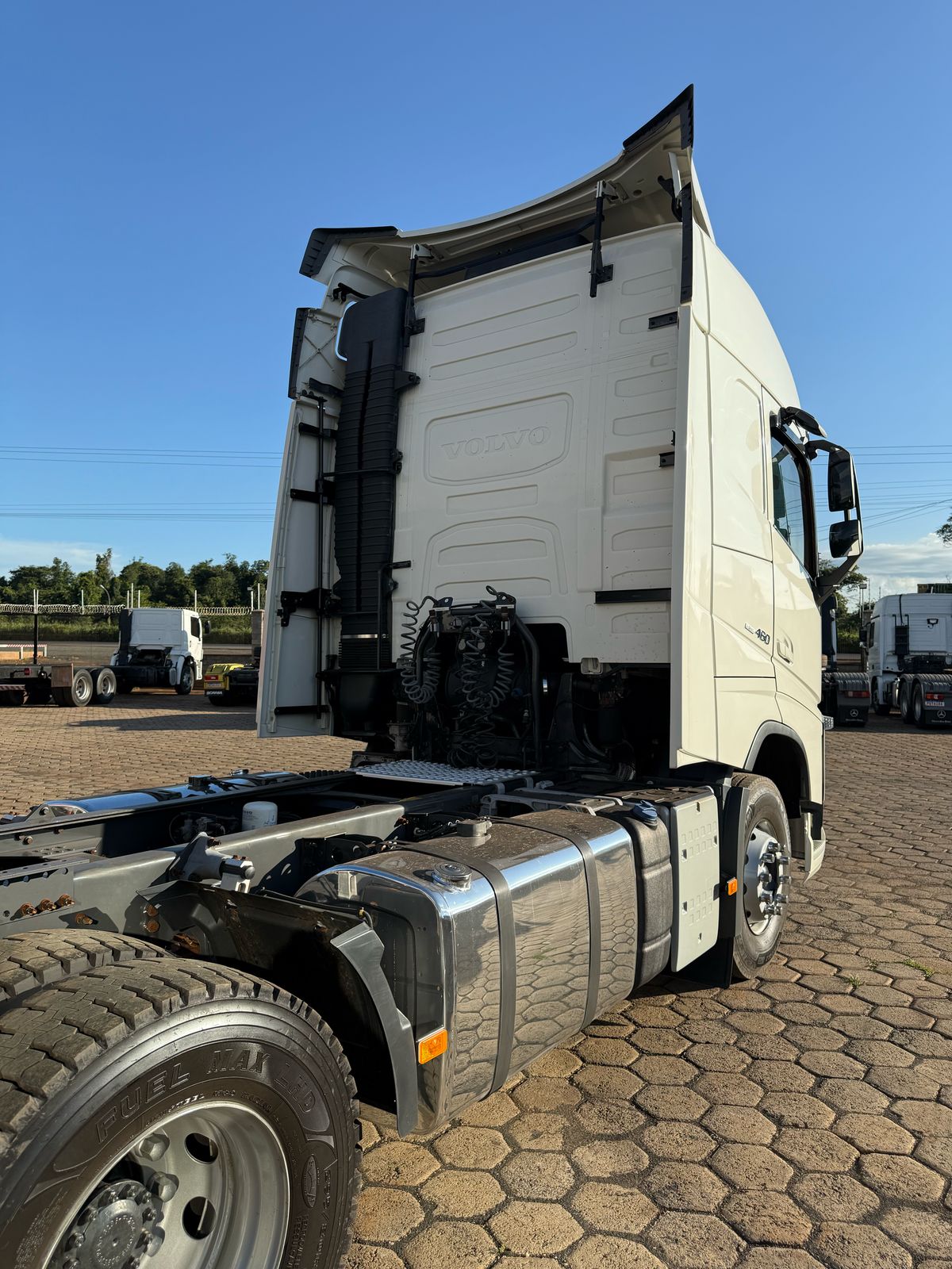 Marca/Modelo: Volvo FH460 Ano/Modelo: 21/21Tração: 6x2 molas Quilometragem: 482kCor: Branco