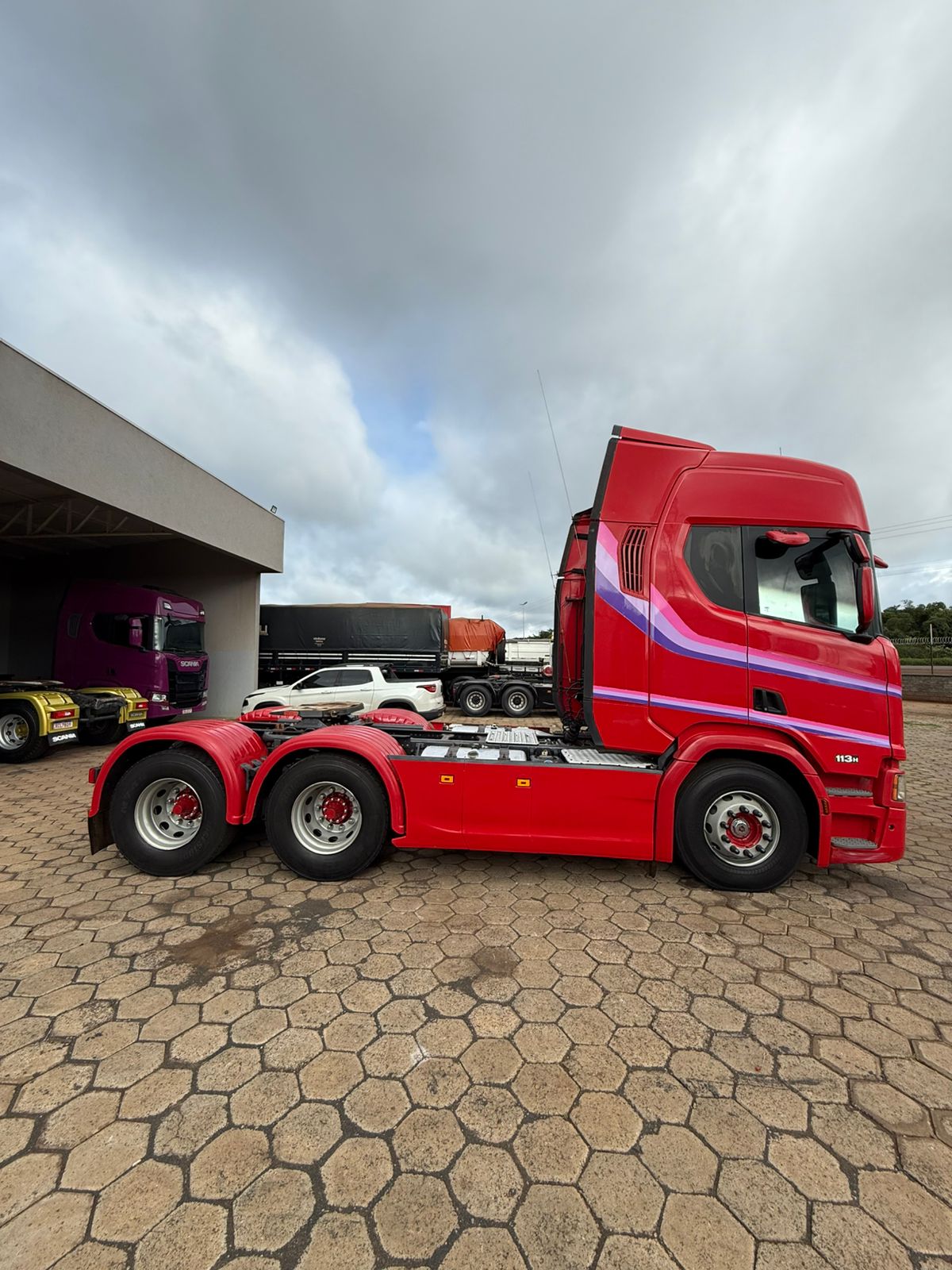 Marca/Modelo: Scania/540 Ano/Modelo: 21/22 Tração: 6x4 molas Quilometragem: 257k Cor: Vermelha