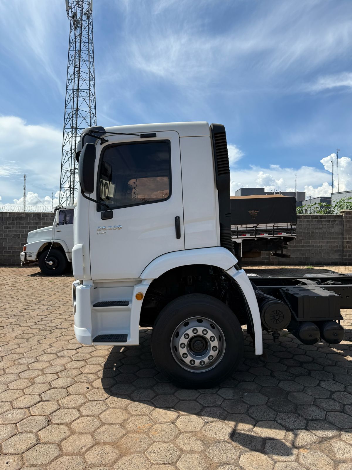 Marca/Modelo: VM 24330 Ano/Modelo: 19/20 Tração: 6x2 molas Quilometragem: 400k Cor: Branco