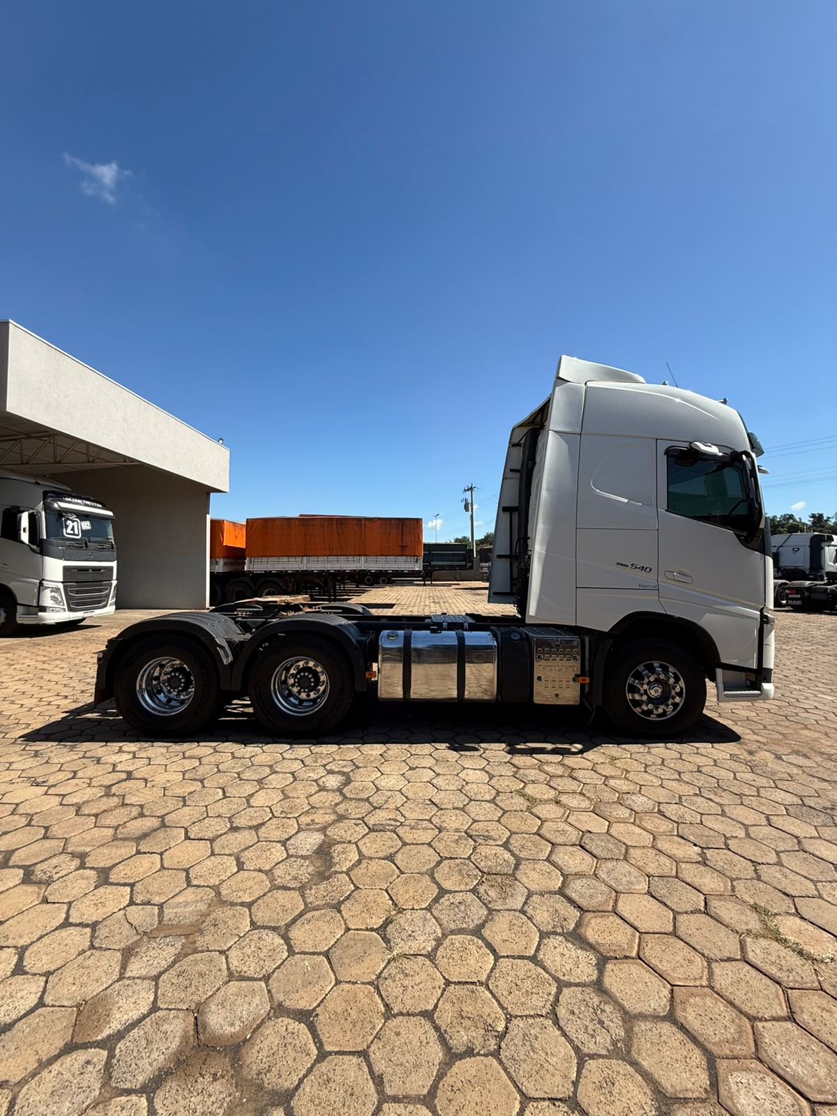 Marca/ Modelo: Volvo FH 540 Ano/Modelo: 21/21 Quilometragem: 498 K Tração: 6x4 Cor: Branco