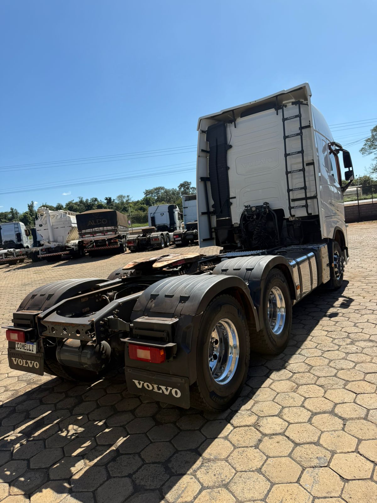 Marca/ Modelo: Volvo FH 540 Ano/Modelo: 21/21 Quilometragem: 498 K Tração: 6x4 Cor: Branco