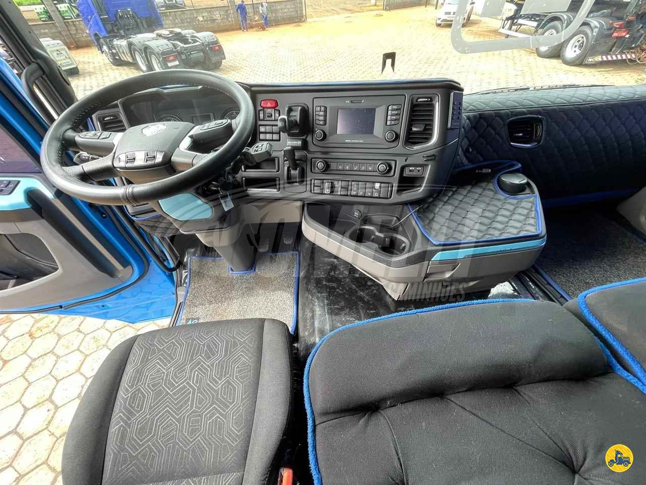Marca/Modelo: Scania/R540 Ano/Modelo: 21/21 Tração: 6x4 molas Quilometragem: 289k Cor: Azul Com Retarder, Geladeira,