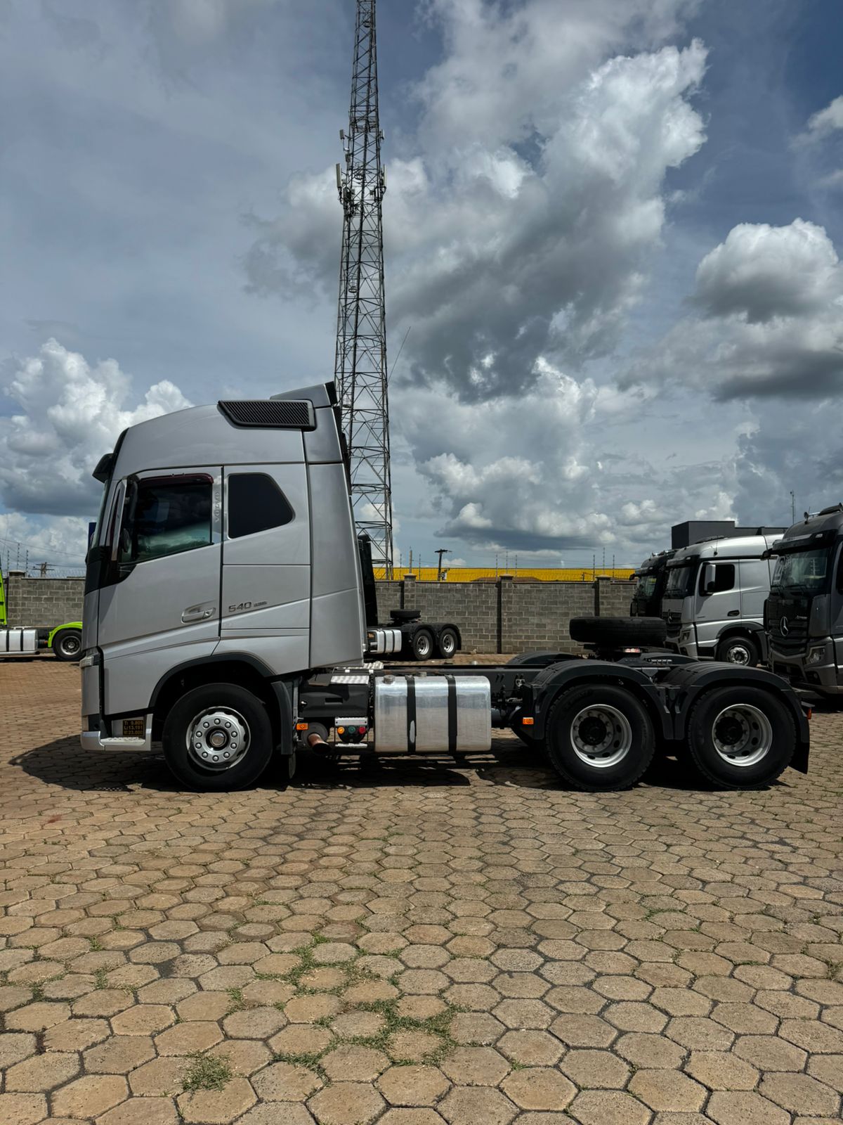 Marca/ Modelo: Volvo FH 460 Ano/Modelo: 19/20 Quilometragem: 660 K Tração: 6x4 Cor: Prata