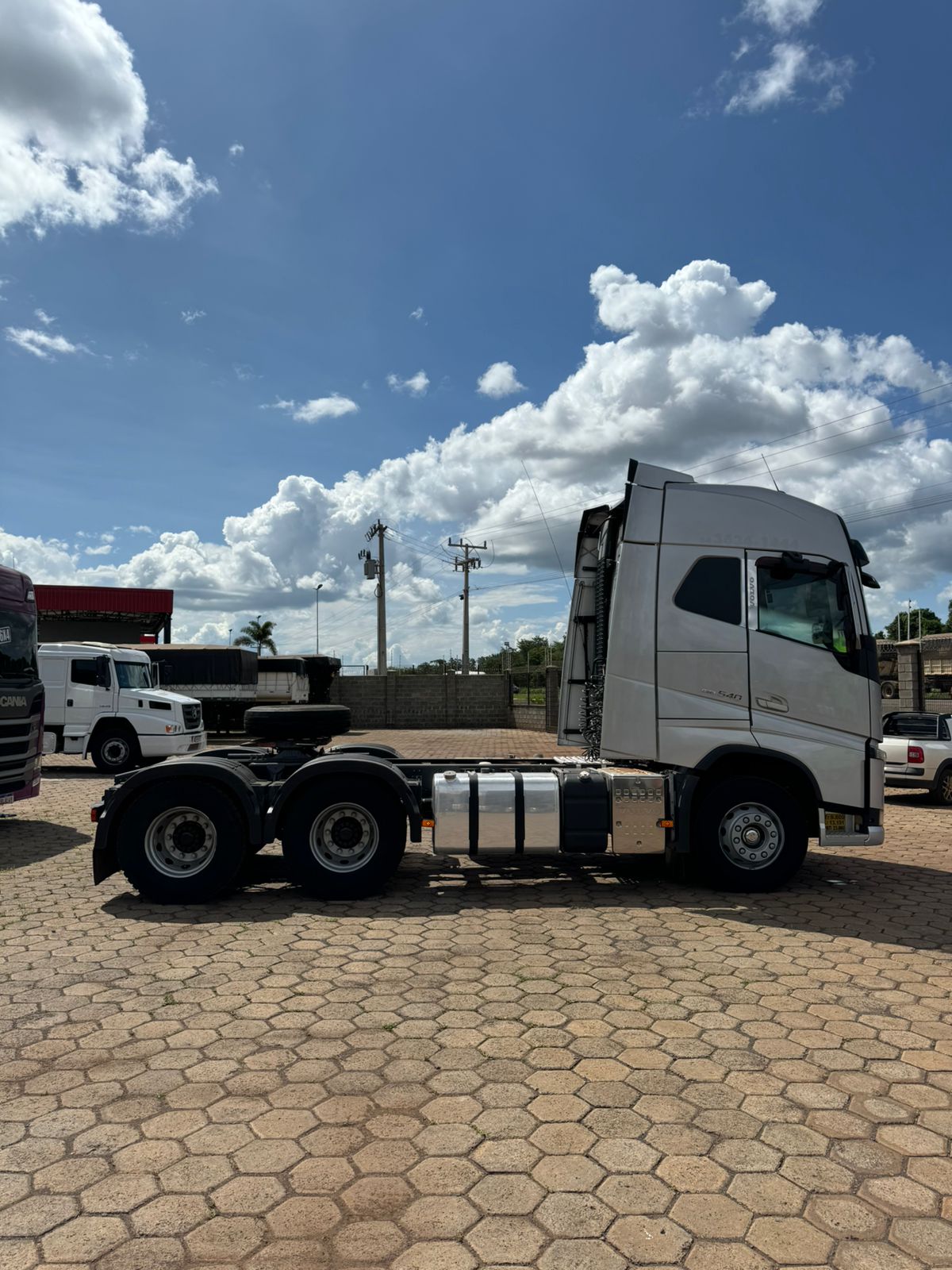 Marca/ Modelo: Volvo FH 460 Ano/Modelo: 19/20 Quilometragem: 660 K Tração: 6x4 Cor: Prata