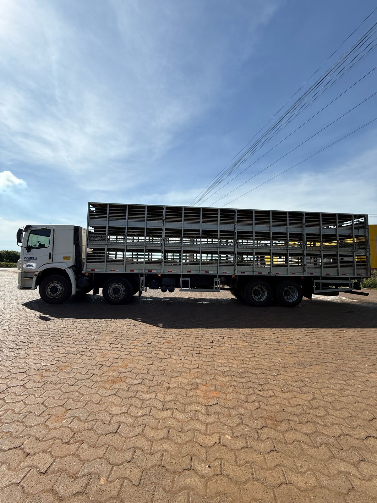 Marca/Modelo: Caminhão Volkswagen/24.330 Ano/Modelo: 2019/2020 Tração: Bitruck 8x2 Quilometragem: 459K OBS: Sem gaiola