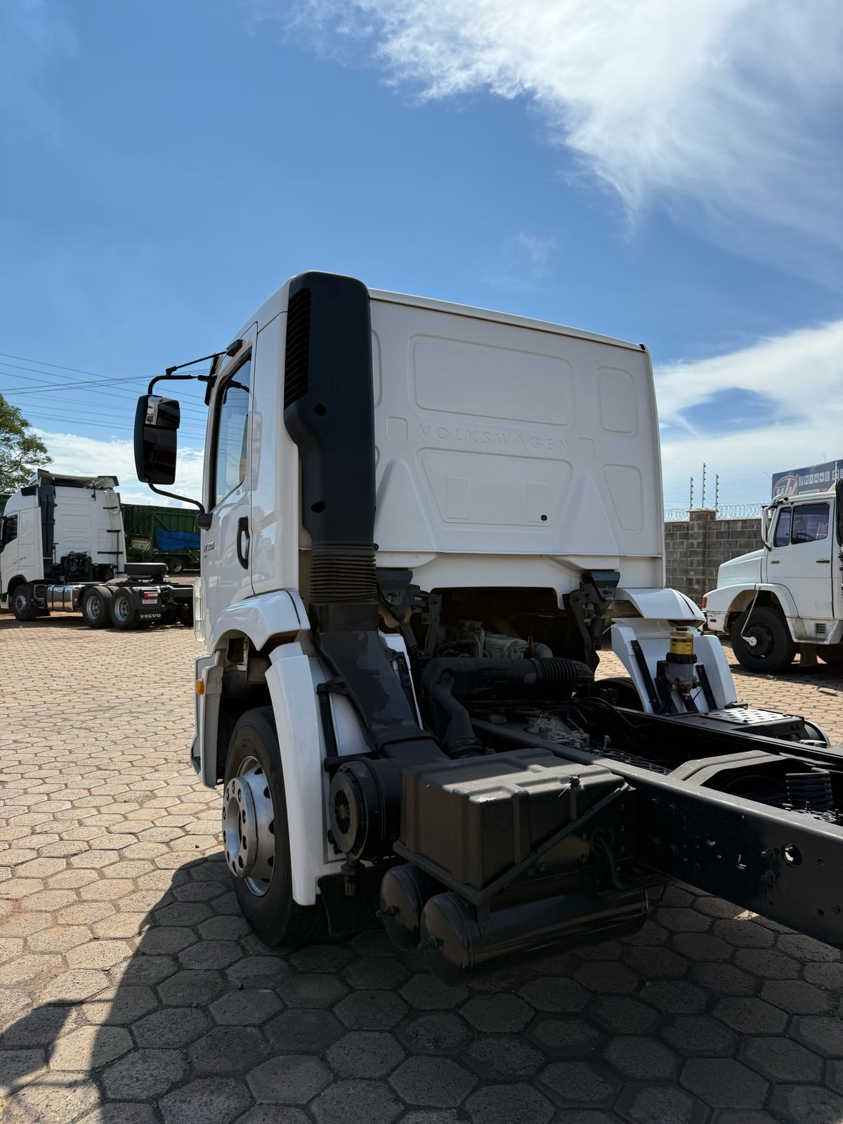 Marca/Modelo: VM 24330 Ano/Modelo: 19/20 Tração: 6x2 molas Quilometragem: 400k Cor: Branco