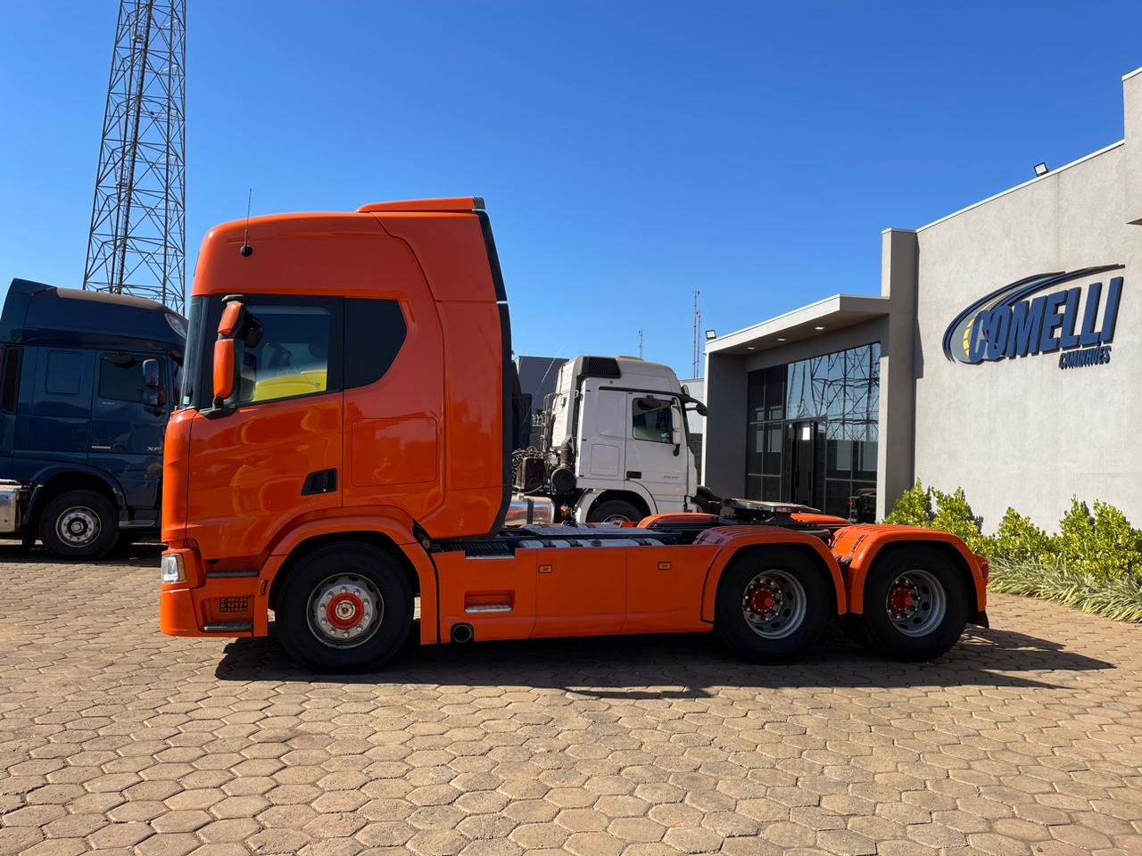 ➡️Marca/Modelo: Scania/R540 ➡️Ano/Modelo: 21/21 ➡️Tração: 6x4 molas ➡️Quilometragem: 308 ➡️Cor: Laranja ➡️Retarder: Sim