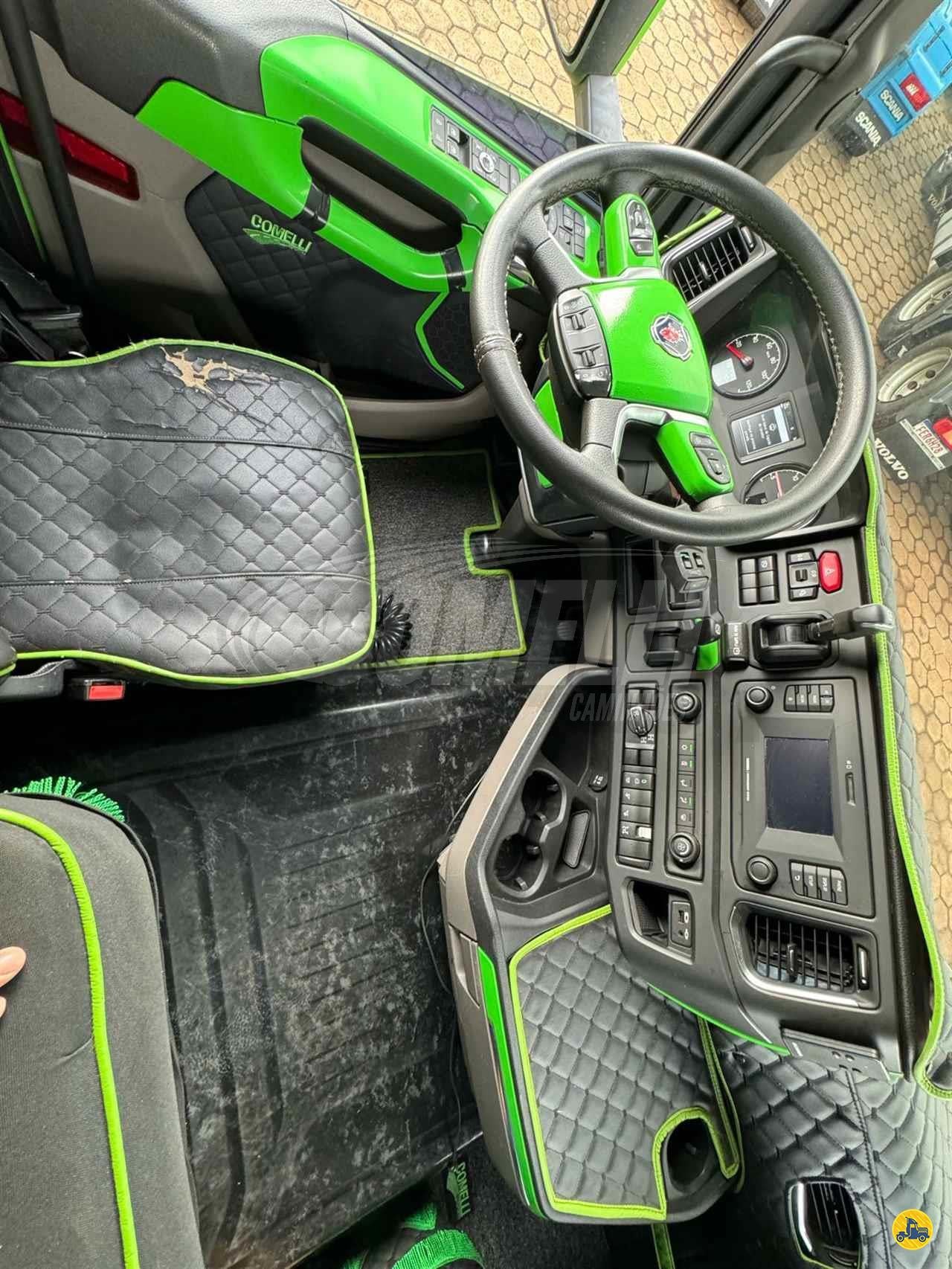 Marca/Modelo: Scania/R540 Ano/Modelo: 21/21 Tração: 6x4 molas Quilometragem: 257 Cor: Verde Com Retarder, Geladeira,