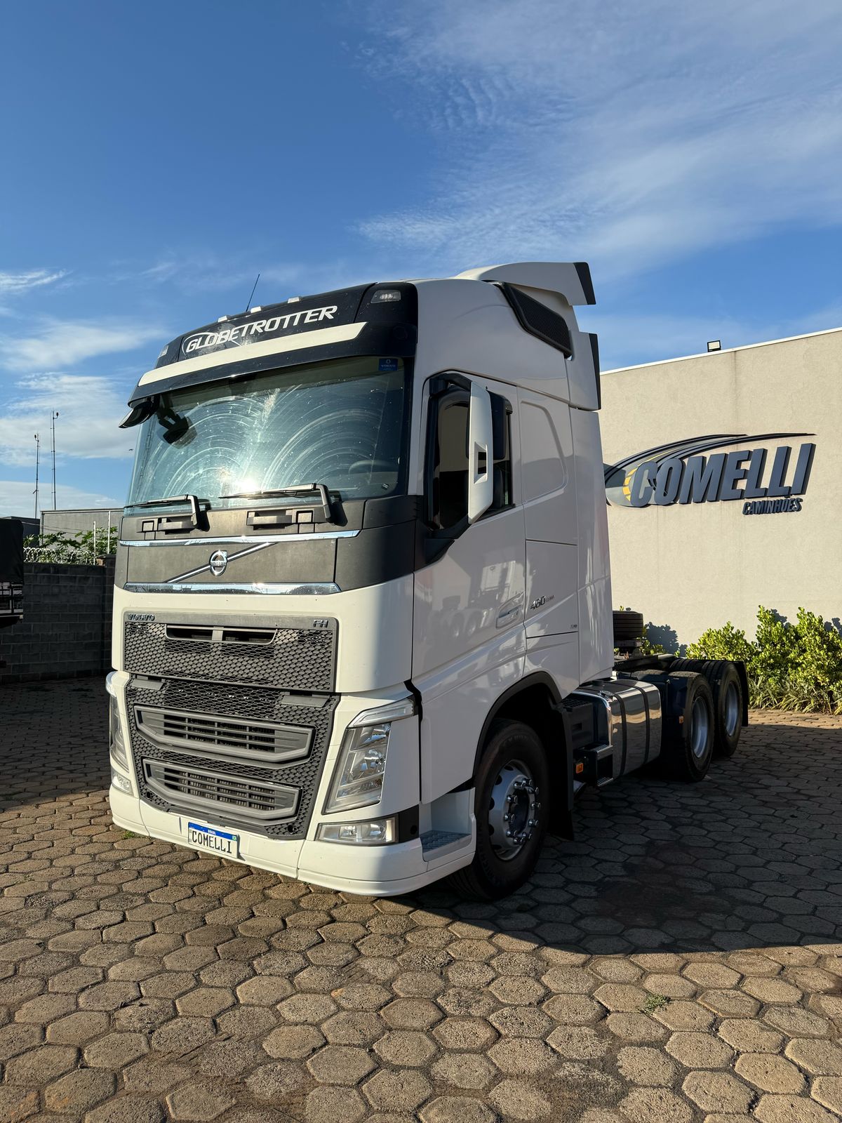 Marca/Modelo: Volvo FH460 Ano/Modelo: 21/21Tração: 6x2 molas Quilometragem: 482kCor: Branco