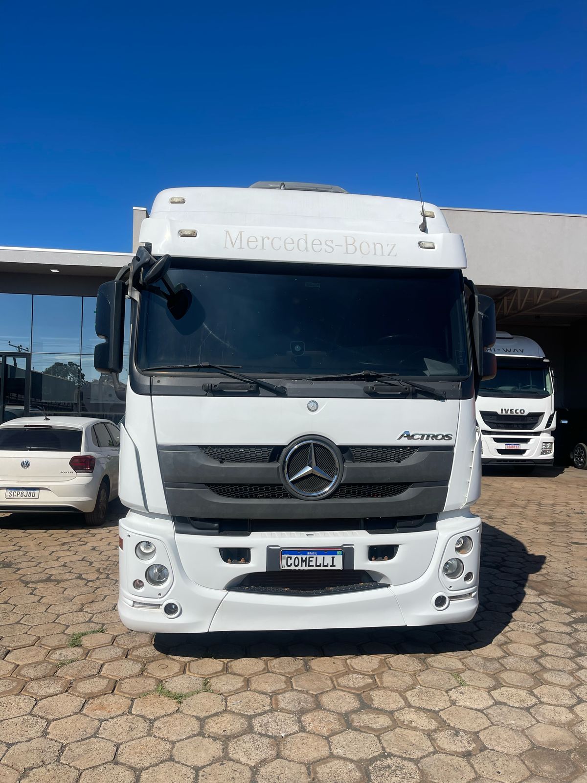 Marca/Modelo: Mercedez benz/ Actros 2651 Ano/Modelo: 16/16 Tração: 6x4 molas Quilometragem: 772 K Cor: Branco