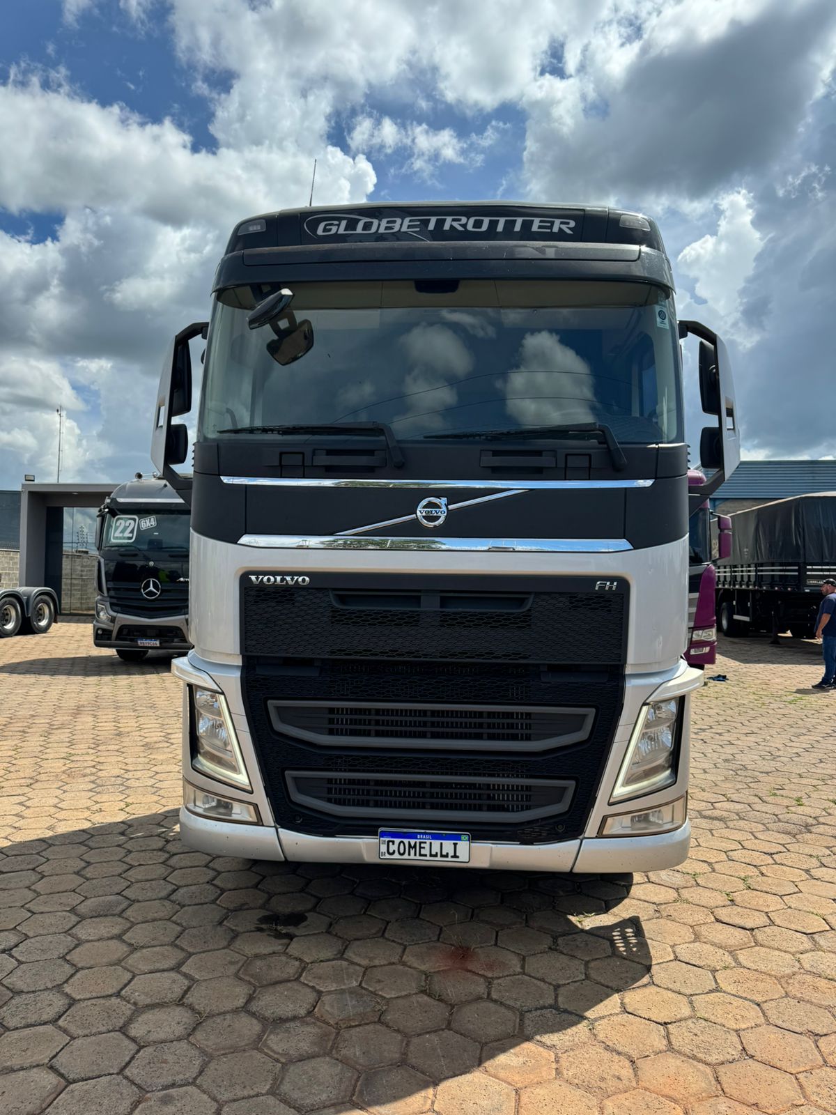 Marca/ Modelo: Volvo FH 460 Ano/Modelo: 19/20 Quilometragem: 660 K Tração: 6x4 Cor: Prata