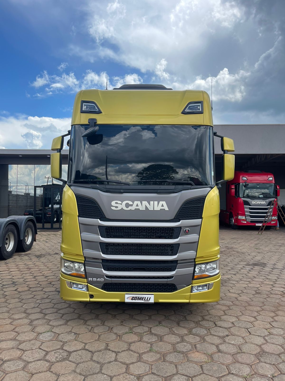 Marca/Modelo: Scania/540 Ano/Modelo: 21/21 Tração: 6x4 Quilometragem: 263 k Cor: Dourado