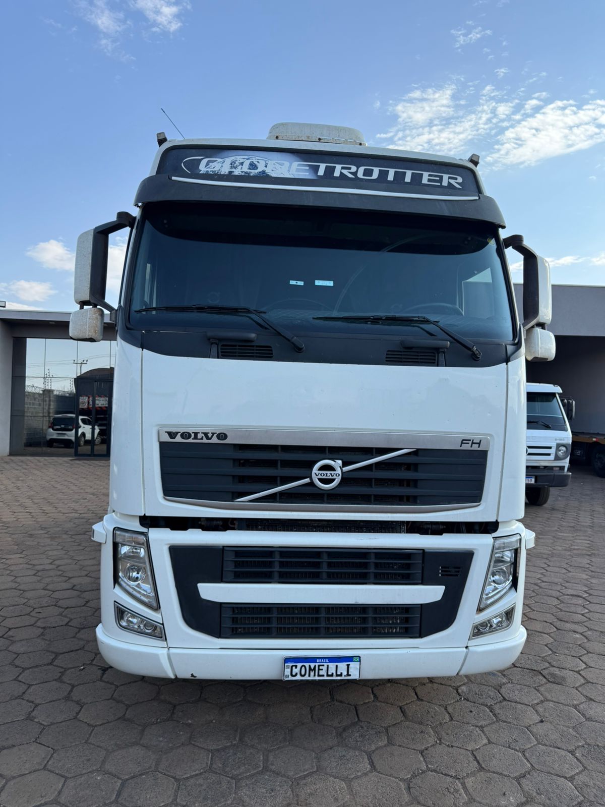 Marca/ Modelo: Volvo FH460 Ano/Modelo: 12/12 Quilometragem:1.115.900 K Tração: 6X2 Cor: Branco