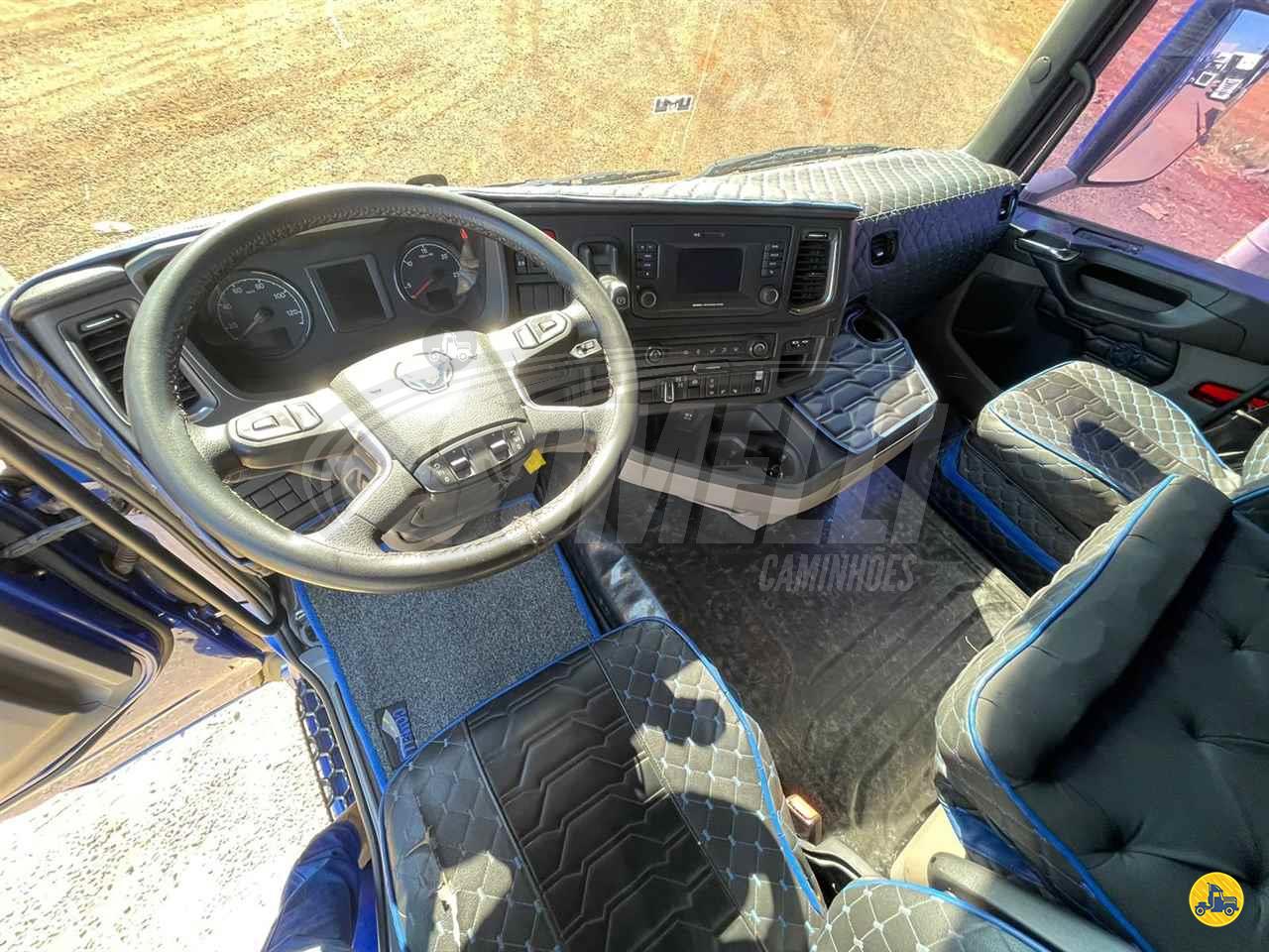 Marca/Modelo: Scania/R540 Ano/Modelo: 21/21 Tração: 6x4 molas Quilometragem: 292K Cor: Azul Com Retarder, Geladeira