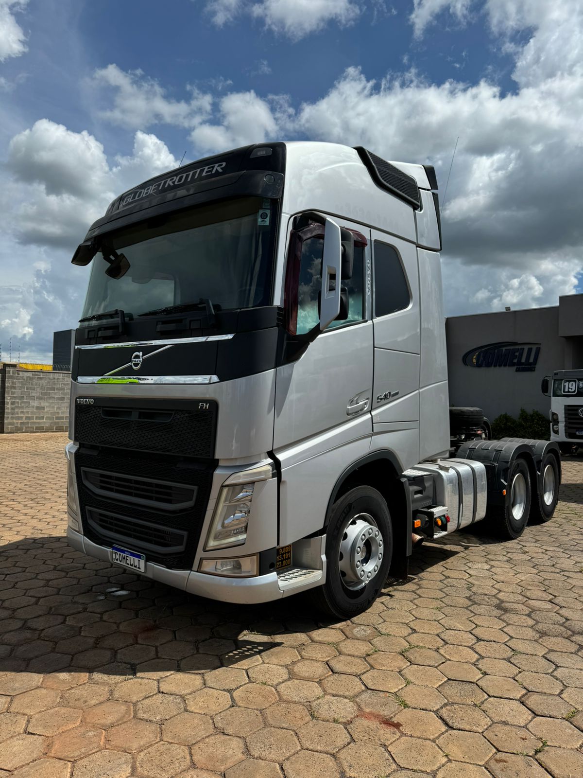 Marca/ Modelo: Volvo FH 460 Ano/Modelo: 19/20 Quilometragem: 660 K Tração: 6x4 Cor: Prata